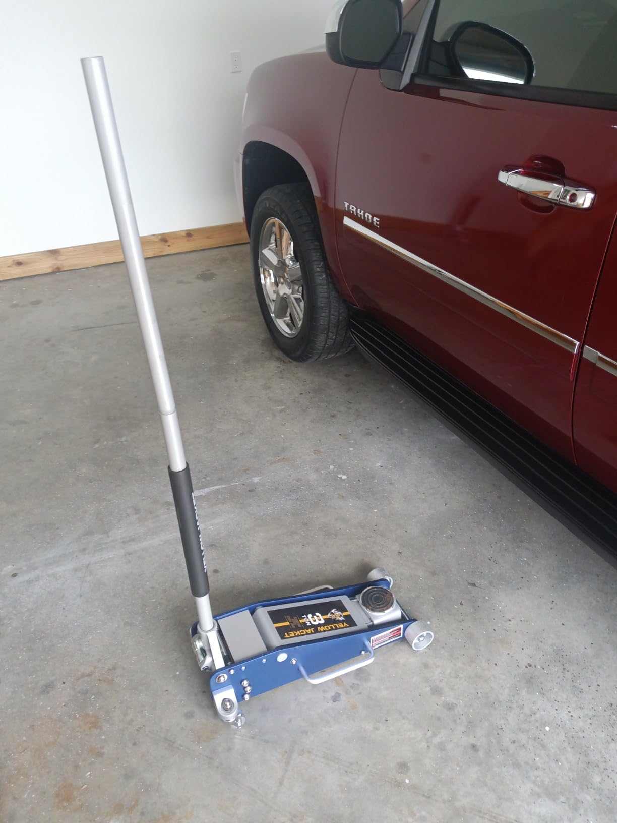 YELLOW JACKET Floor Jack 3 Ton Hydraulic Low Profile Aluminum and Steel Racing Car Jack with Fast Lifting Dual Pump for SUV, Truck, MVP, 6600 lbs Capacity customer photo 2