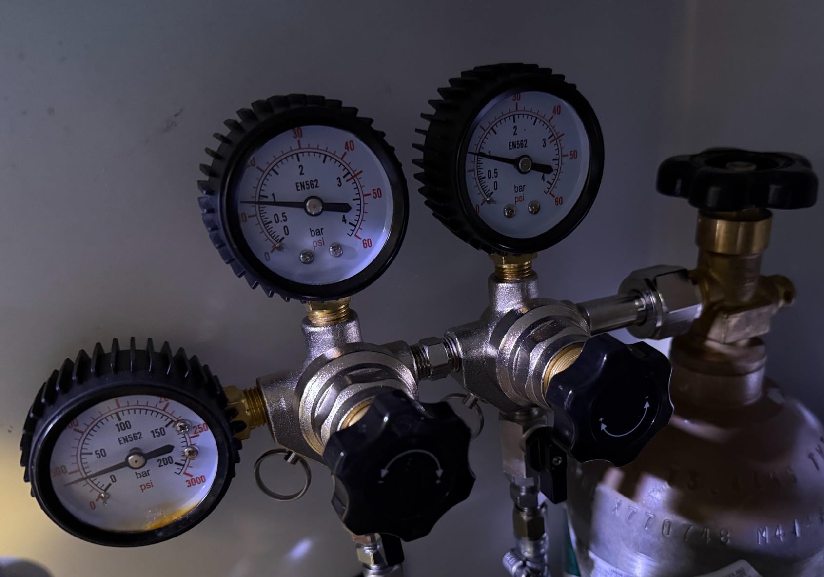 MRbrew Keg CO2 Regulator Dual Output, CGA-320 with Quick Disconnect Threaded End Fitting customer photo 2
