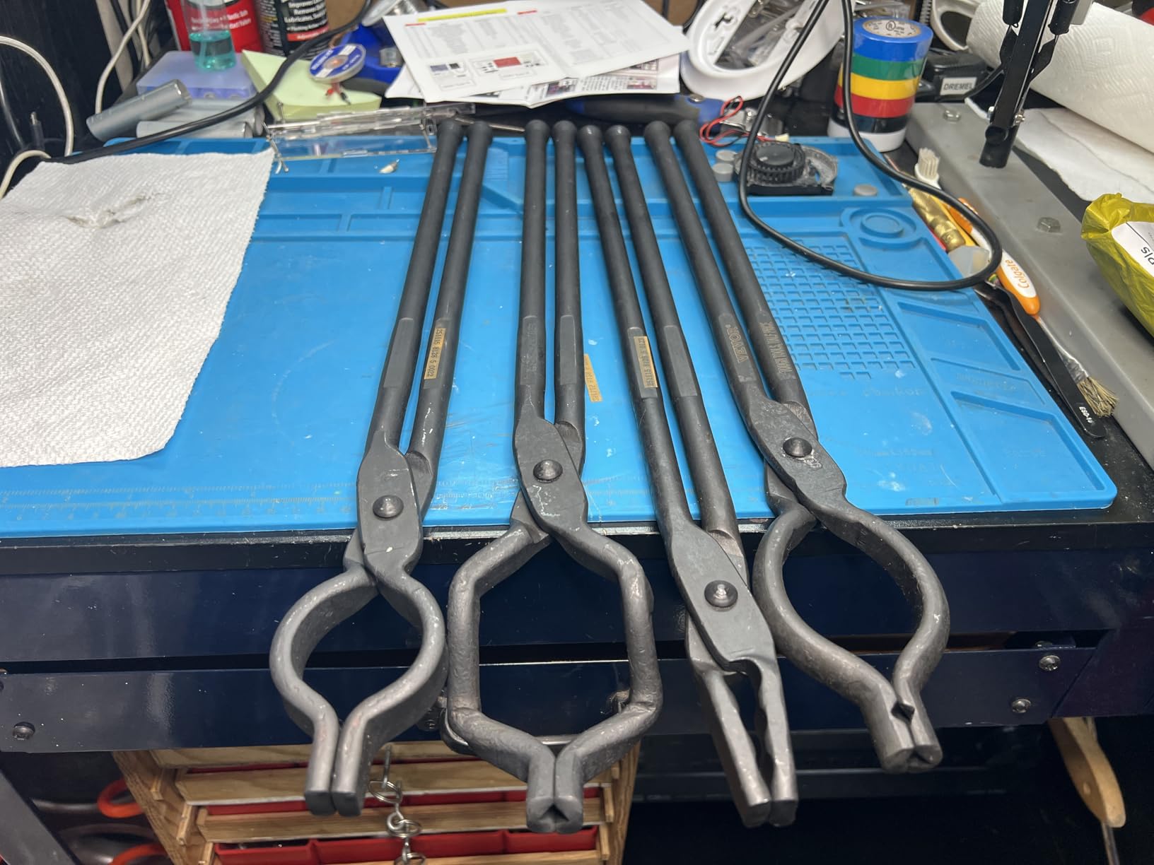 VEVOR Blacksmith Tongs, 4 PCS: V-Bit Bolt, Wolf Jaw, Z V-Bit & Gripping - A3 Carbon Steel, 18