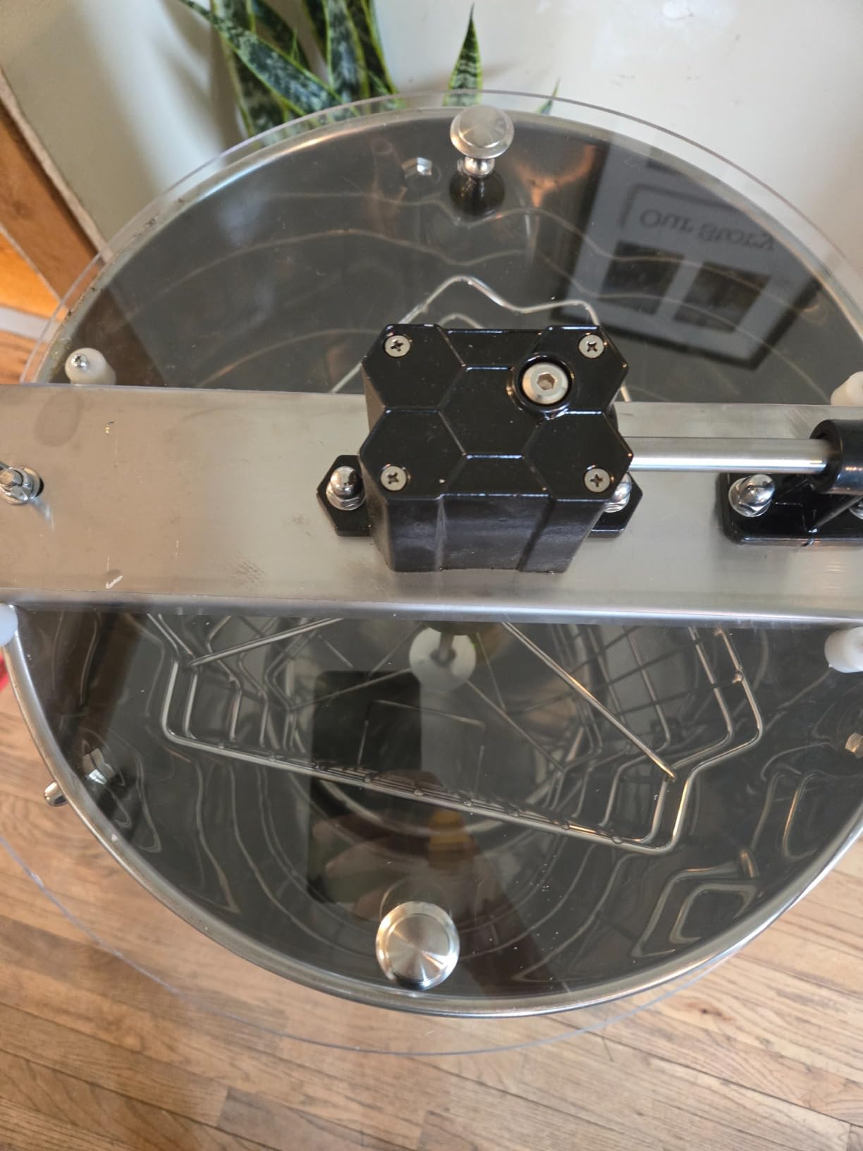 Honey Lake 4/12 Frame Manual Honey Extractor, Food Grade Stainless Steel Honeycomb Drum Spinner with Transparent Lid, Beekeeping Equipment for Honey Extraction with Height Adjustable Stand customer photo 2