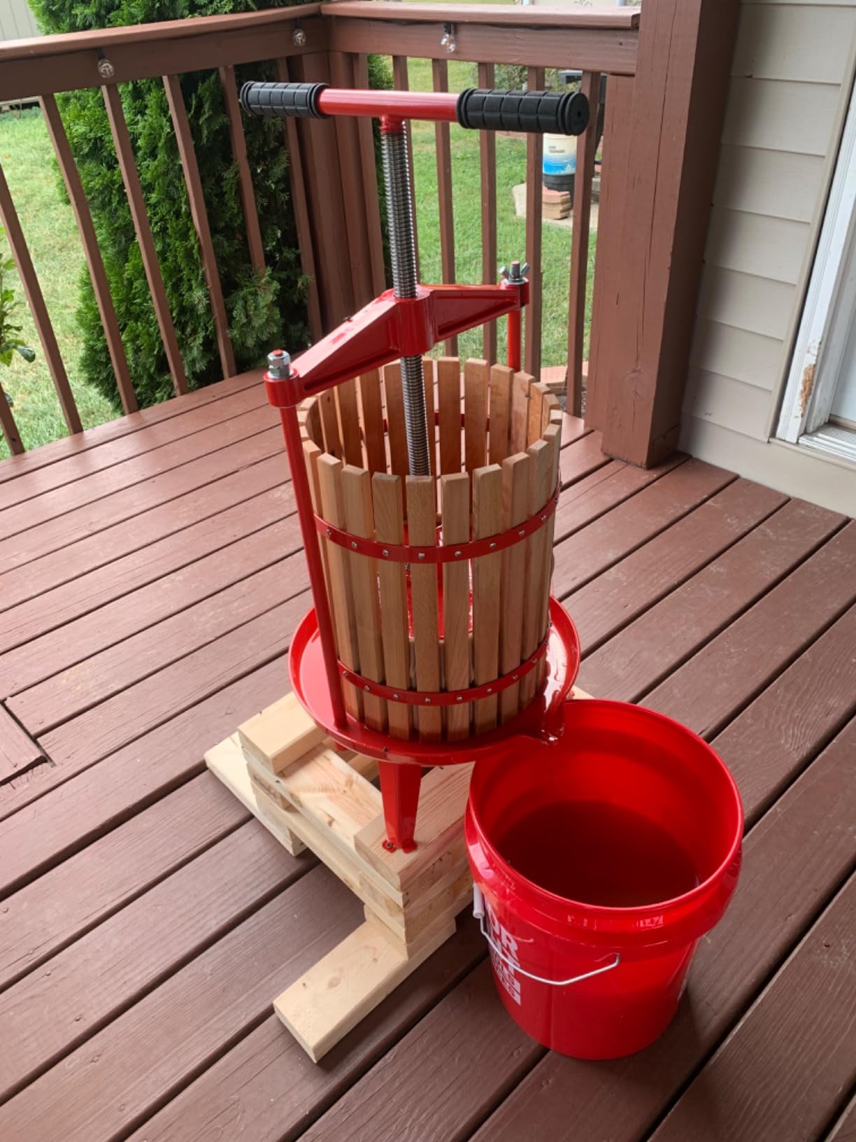 SQUEEZE master Fruit Wine Cider Press - Solid Wood Basket - 4.75 Gallon/18L - T Handle Bar - More Stable - Vintage Traditional Juicer, Apple Grape Fruit Press for Juice Maker customer photo 1