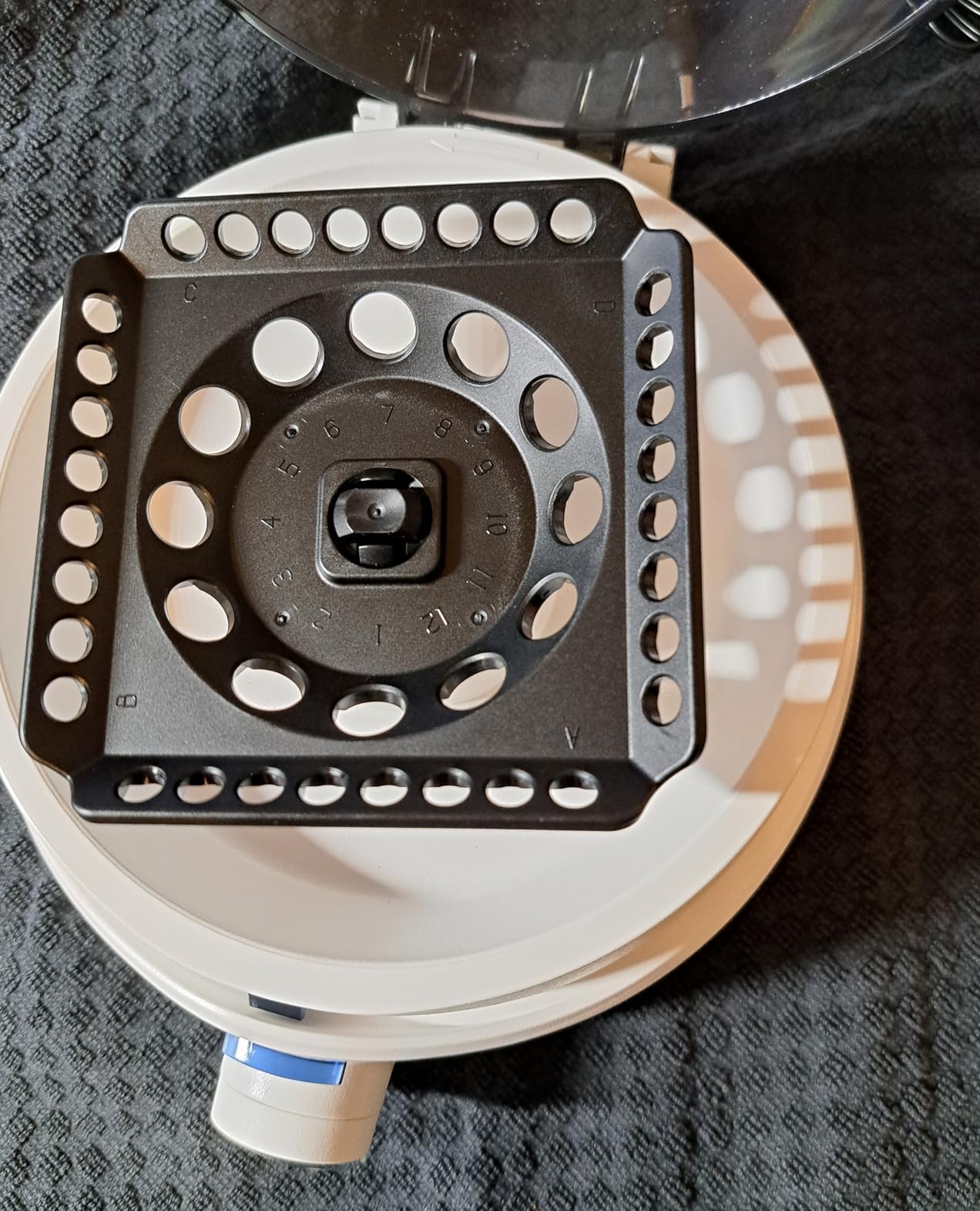 ONiLAB Scientific Mini Centrifuge 10000RPM, Lab Benchtop Centrifuge with 2-in-1 Rotor for 12 x 0.5/1.5/2.0ml and 0.2mLx32 PCR Strips or 44 x 0.2 ml PCR Tubes, Timer 10s-20min, Low Noise 58dB, 100-240V customer photo 1