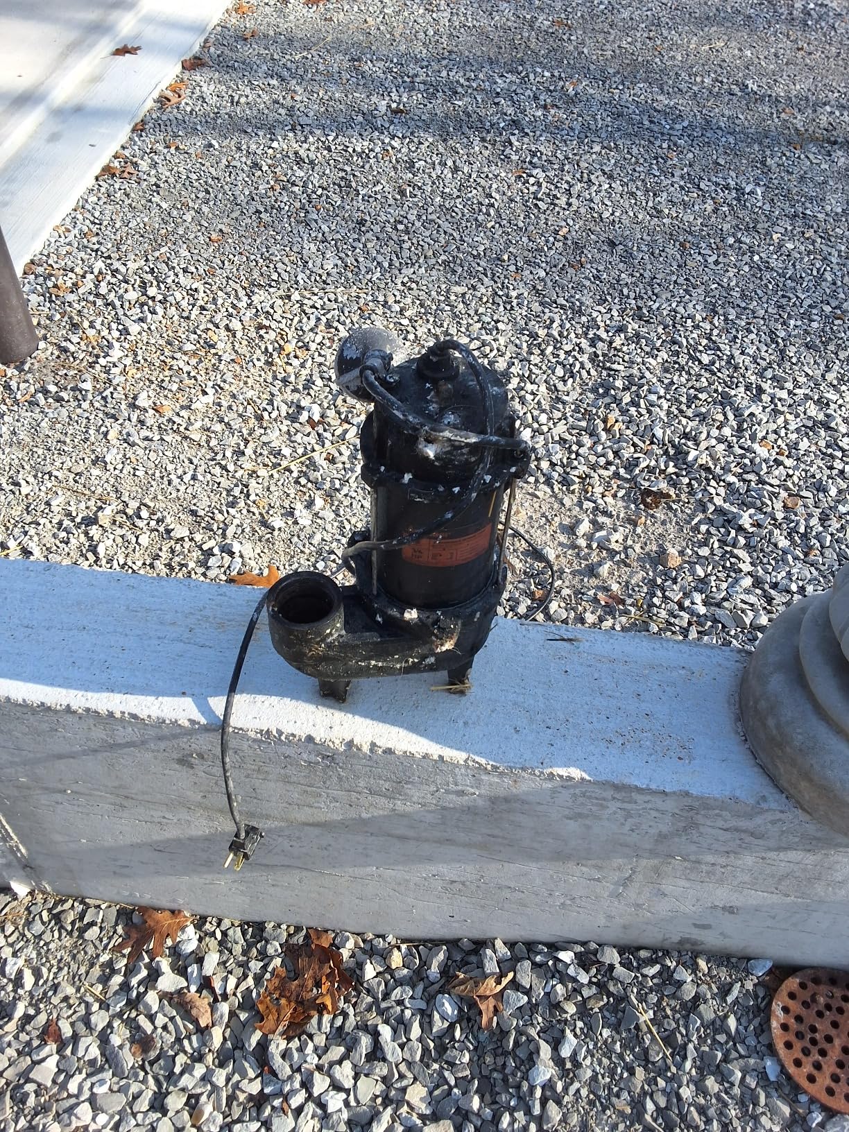 Acquaer Sewage Pump, Cast Iron, Automatic Tethered Float Switch, Sewage Effluent Pump for Sump Basin, Basement, Residential Sewage, 2'' NPT Discharge, Dark customer photo 1