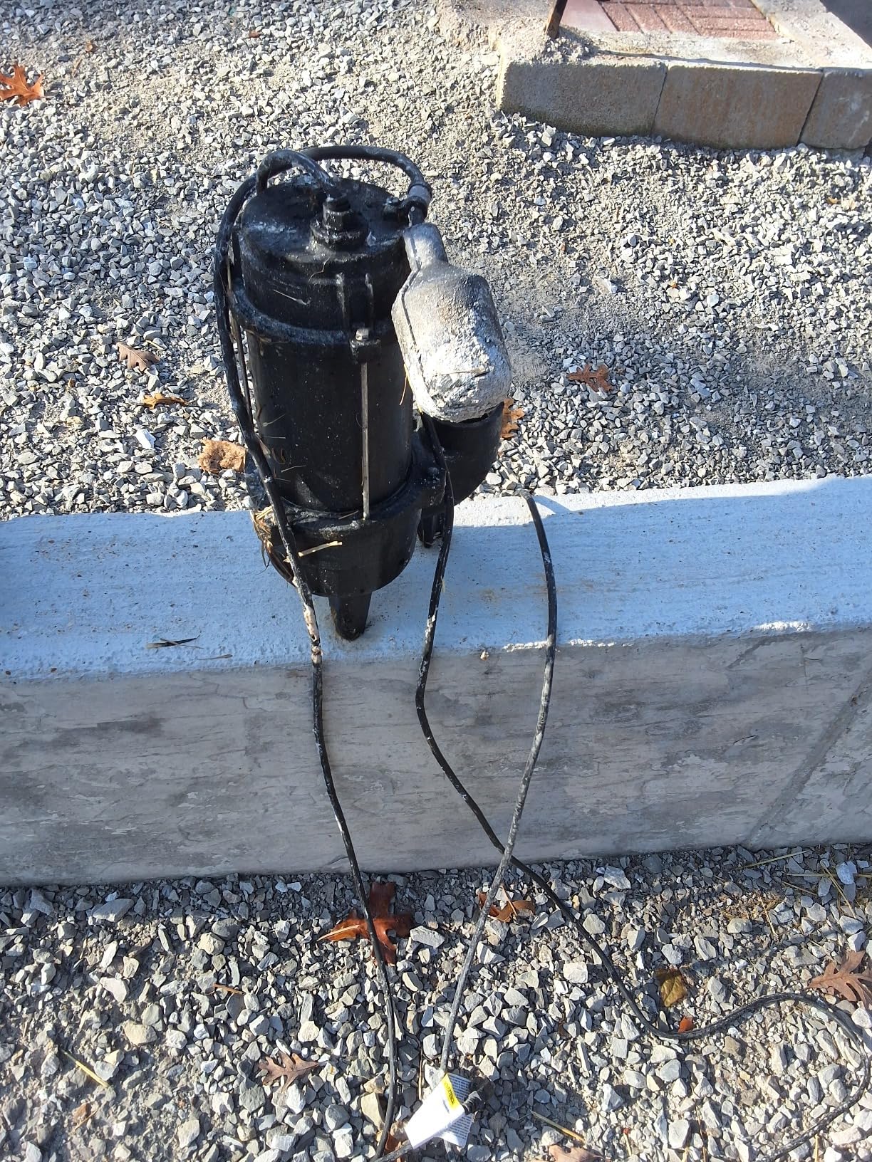 Acquaer Sewage Pump, Cast Iron, Automatic Tethered Float Switch, Sewage Effluent Pump for Sump Basin, Basement, Residential Sewage, 2'' NPT Discharge, Dark customer photo 2
