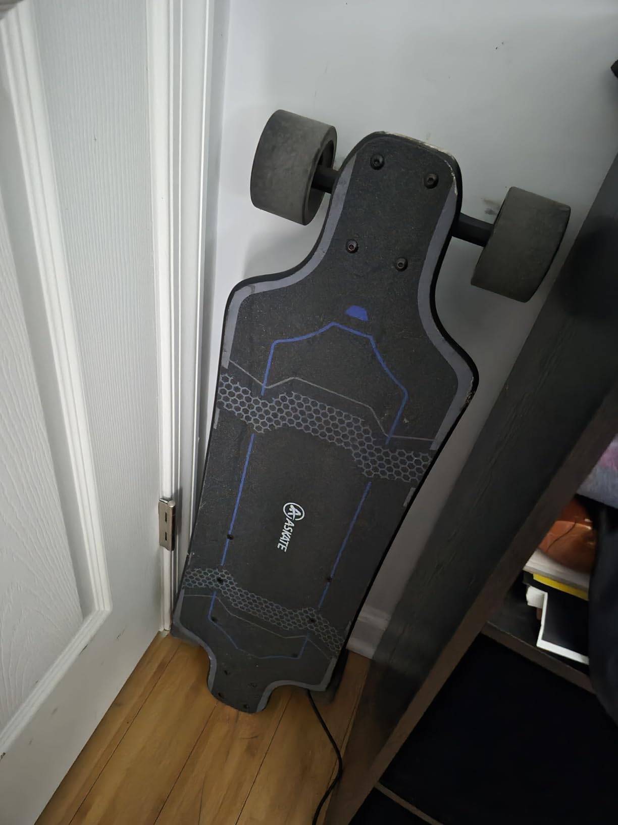 A1 Electric Skateboard with Remote, Range Up to 24 Miles, 8 Ply Canadian Maple, Smooth Braking, Suitable for Younger Beginners customer photo 1