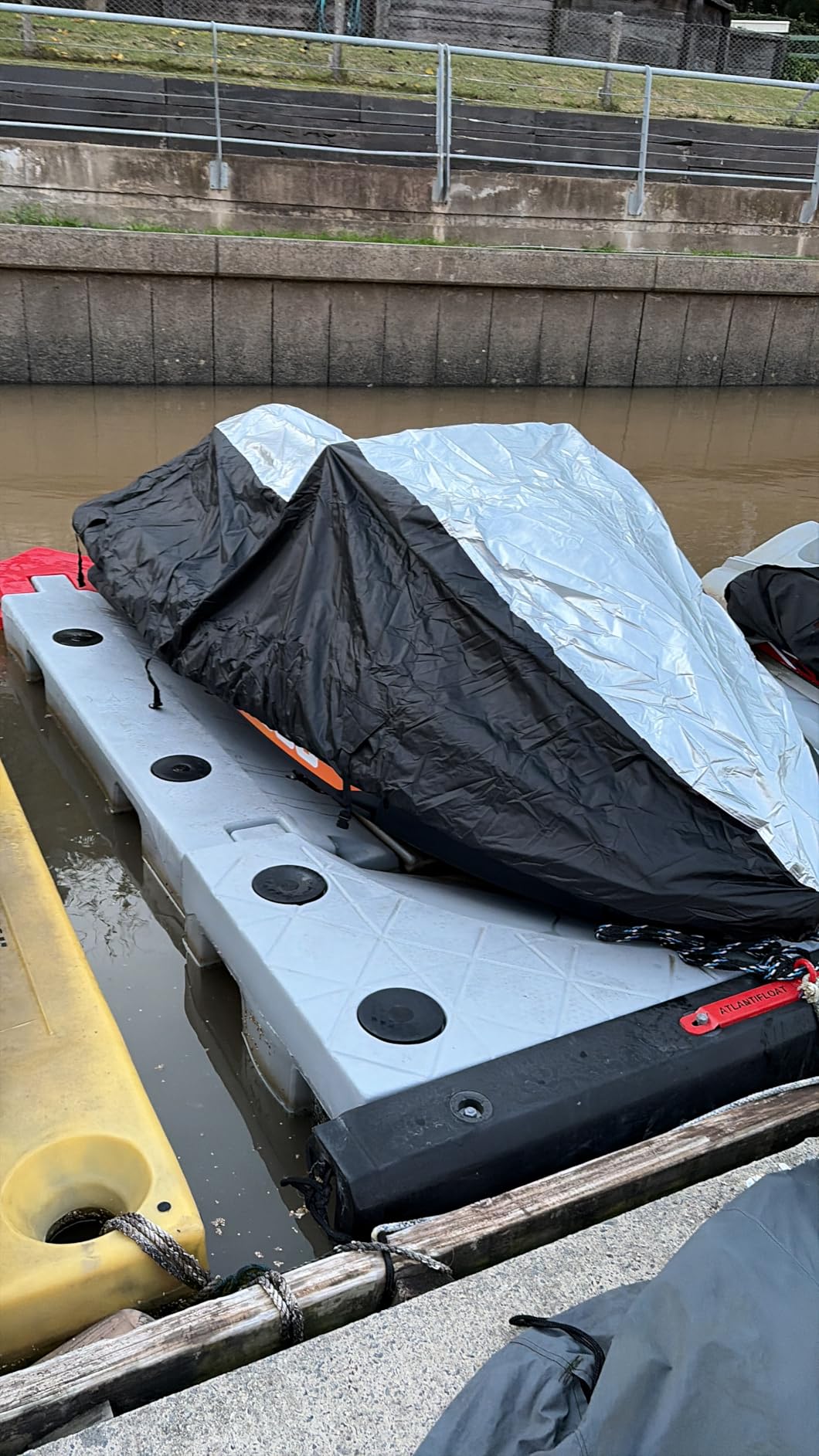 Jet Ski Cover, Heavy Duty 900D Oxford Jetski Cover 2 3 Seater with 2 Air Vents, 4 Windproof Buckles, Easy On, Jetski Cover Waterproof for Seadoo Spark, Yamaha, All Weather Protection (Black, XL:115