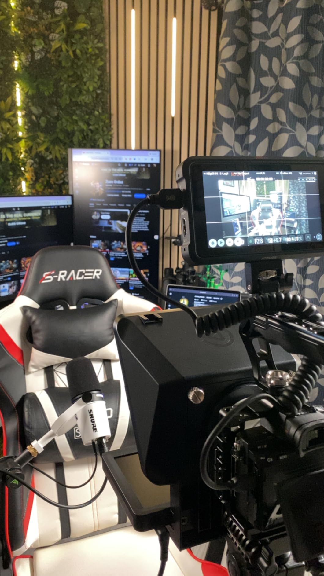 Elgato Prompter XL - Full-Sized Teleprompter with Removable Display, Video Conferencing Monitor, for DSLR Mirrorless & Studio Cameras, Single-Cable Setup - USB-C 3.2 for PC & Mac customer photo 1
