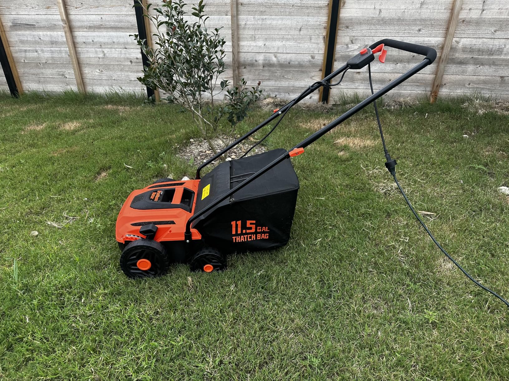 TIECTOWN 14-Inch 13.5 Amp 2-in-1 Electric Dethatcher and Scarifier with 11.5-Gallon Collection Bag, 5-Position Depth Adjustment customer photo 1