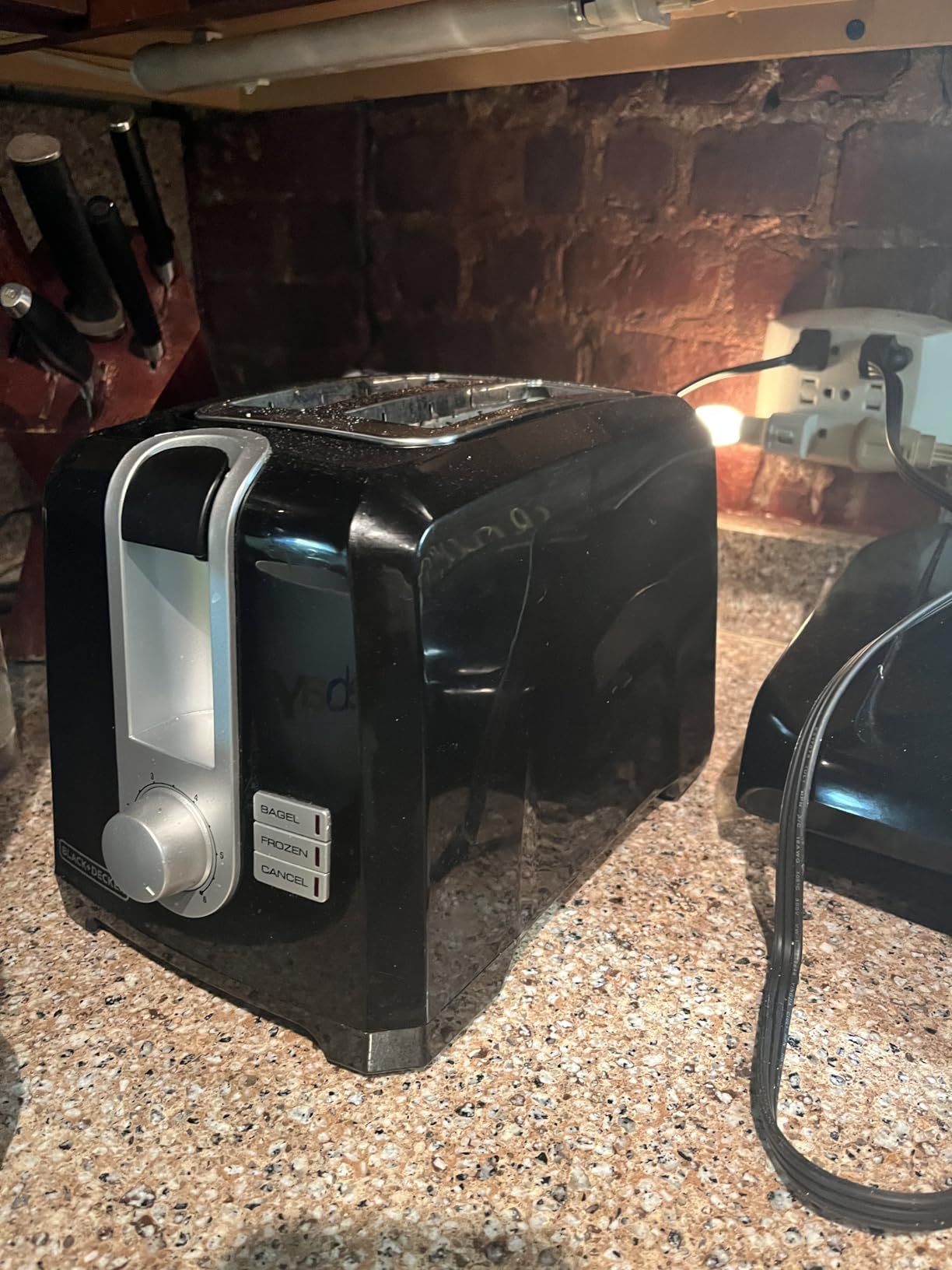 BLACK+DECKER 2-Slice Toaster, Extra Wide Slots for Bagels & Thick Bread, 6 Browning Settings, Removable Crumb Tray, Cancel Button, 850W, Black customer photo 1