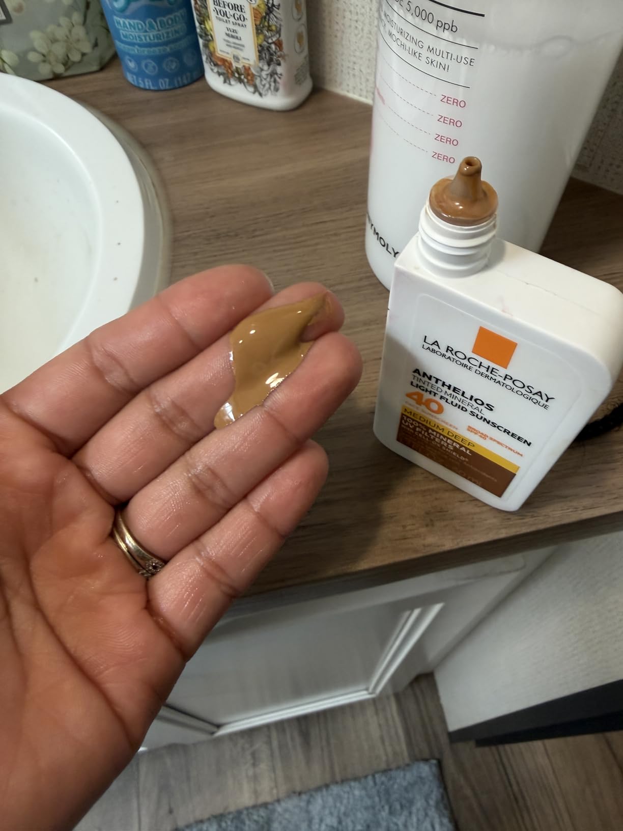 La Roche-Posay Anthelios Sunscreen SPF 40, Ultra-Light Fluid Broad Spectrum SPF 40, Face Sunscreen with Titanium Dioxide Mineral, Lightweight & Fast-Absorbing, Oil-Free, Matte Finish customer photo 2
