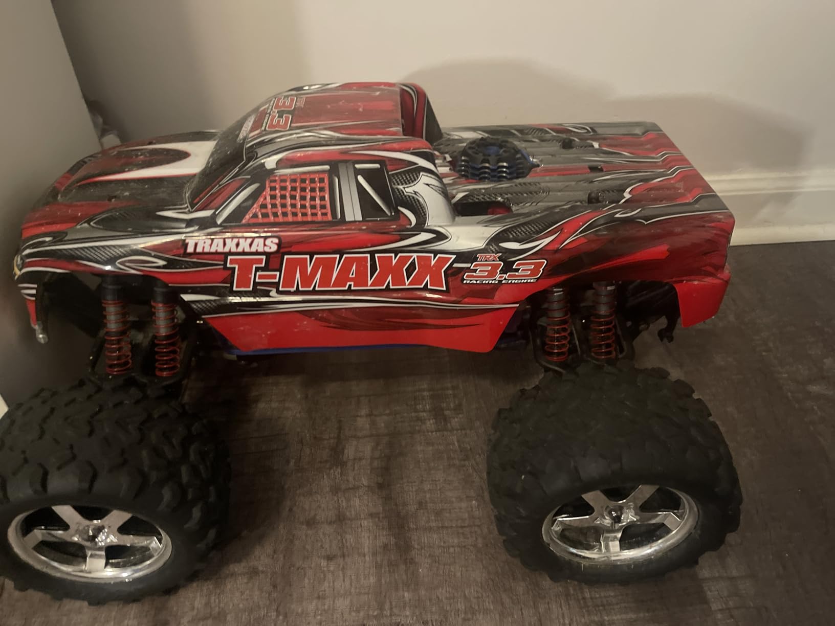 Traxxas T-Maxx 3.3: 4WD Nitro-Powered Maxx Monster Truck (1/10 Scale), Red customer photo 2