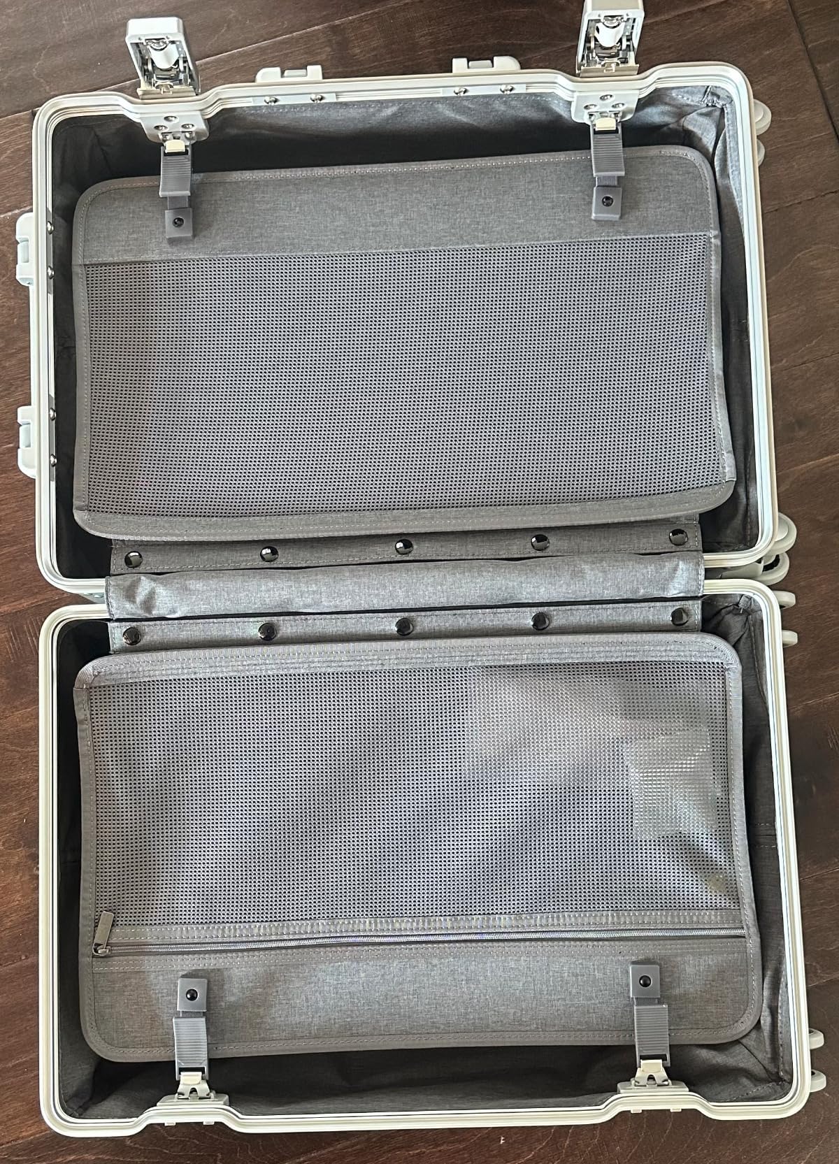 LEVEL8 Gibraltar Carry on Luggage, 20 Inch Aluminum Zipperless Luggages Airline Approved, Hardside Suitcase with TSA Lock and Spinner Wheels, Silver customer photo 2