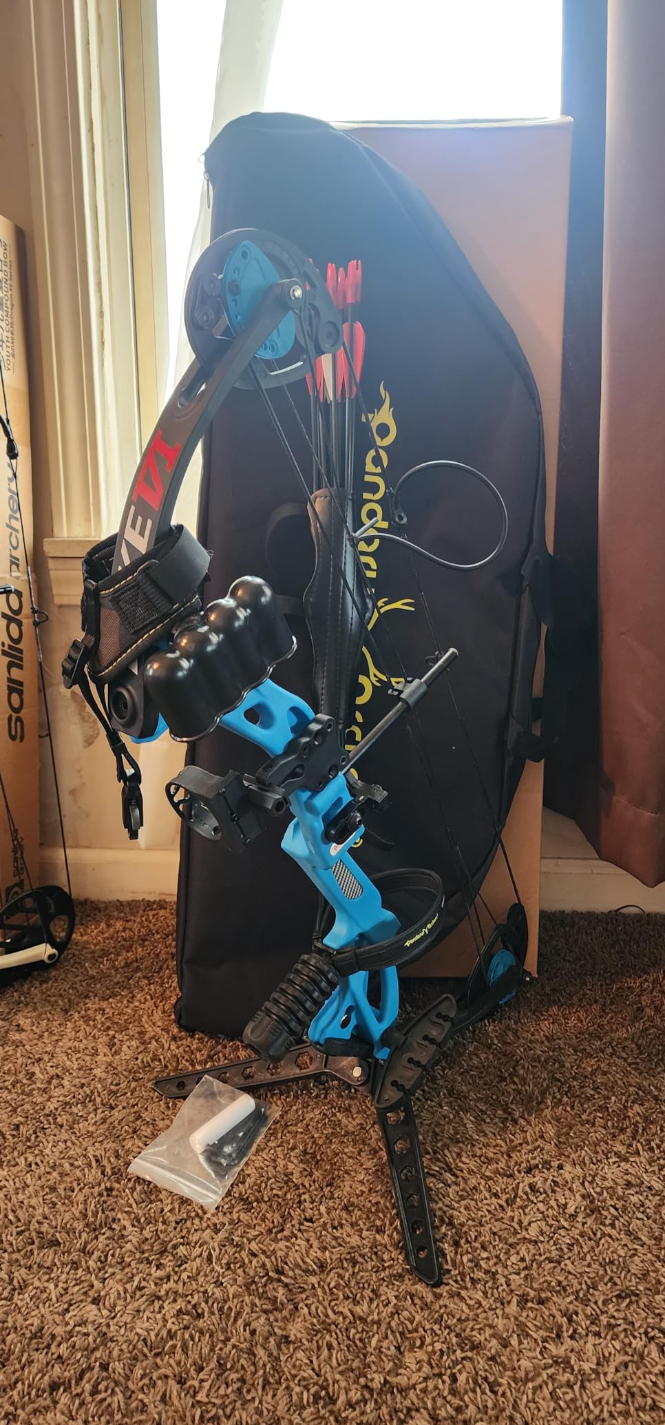 Compound Bow Archery for Youth and Beginner, Right Handed, 19-28 Inch Draw Length, 15-29 Lbs Draw Weight, 260 fps customer photo 2