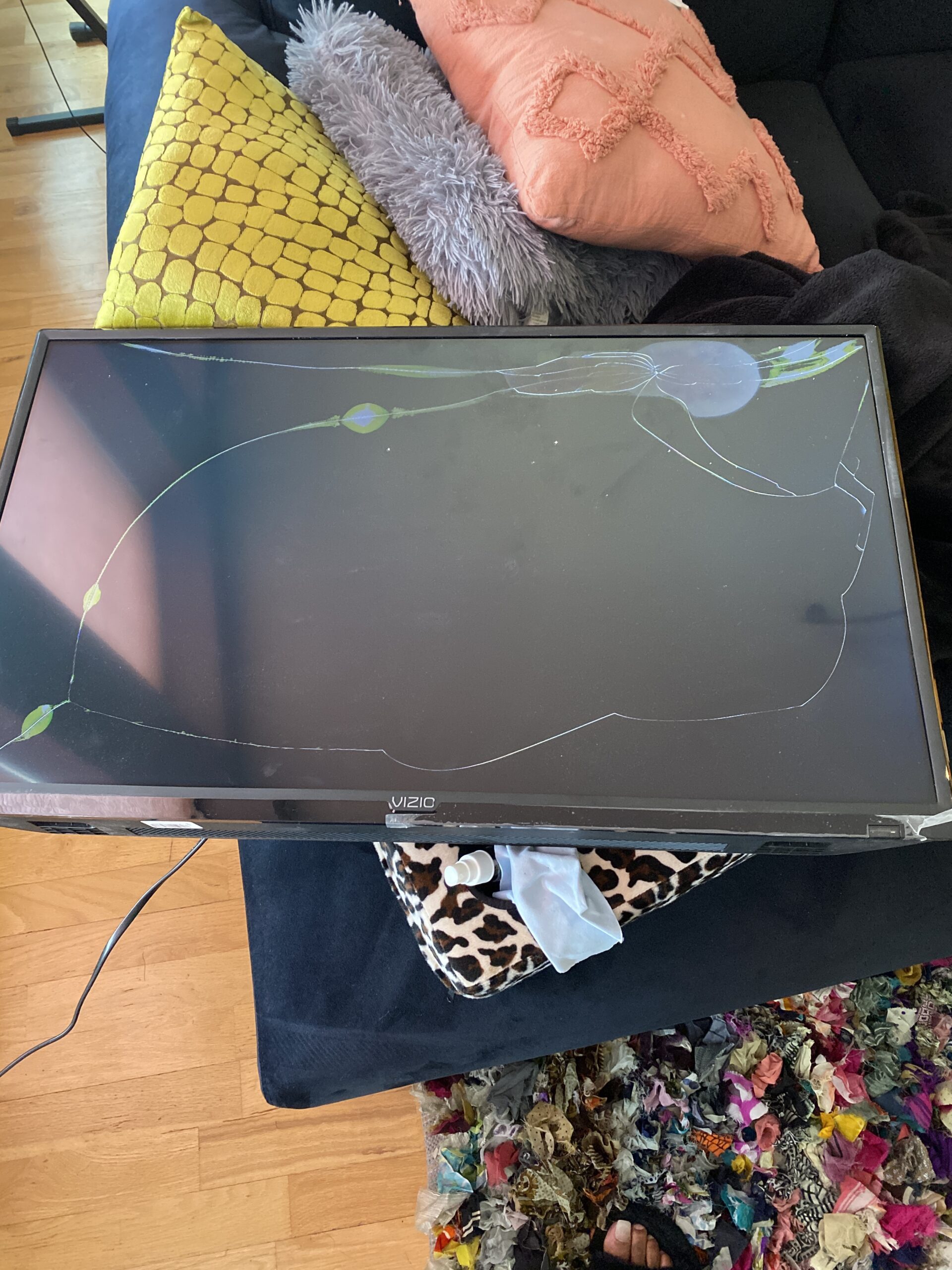 VIZIO 32-inch D-Series Full HD 1080p Smart TV with Apple AirPlay and Chromecast Built-in, Screen Mirroring for Second Screens, & 150+ Free Streaming Channels (D32f-G1, 2020) customer photo 2