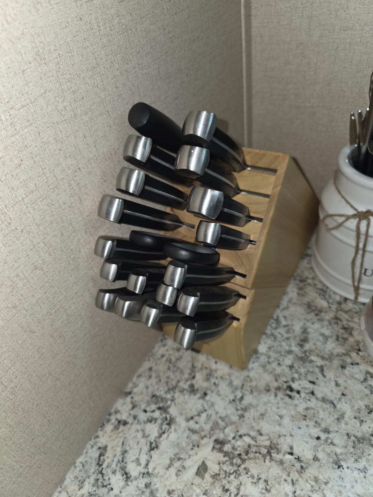 HENCKELS Statement Razor-Sharp 20-Piece Knife Set with Block, Chef Knife, Bread Knife, German Engineered Informed by over 100 Years of Mastery, Natural customer photo 2