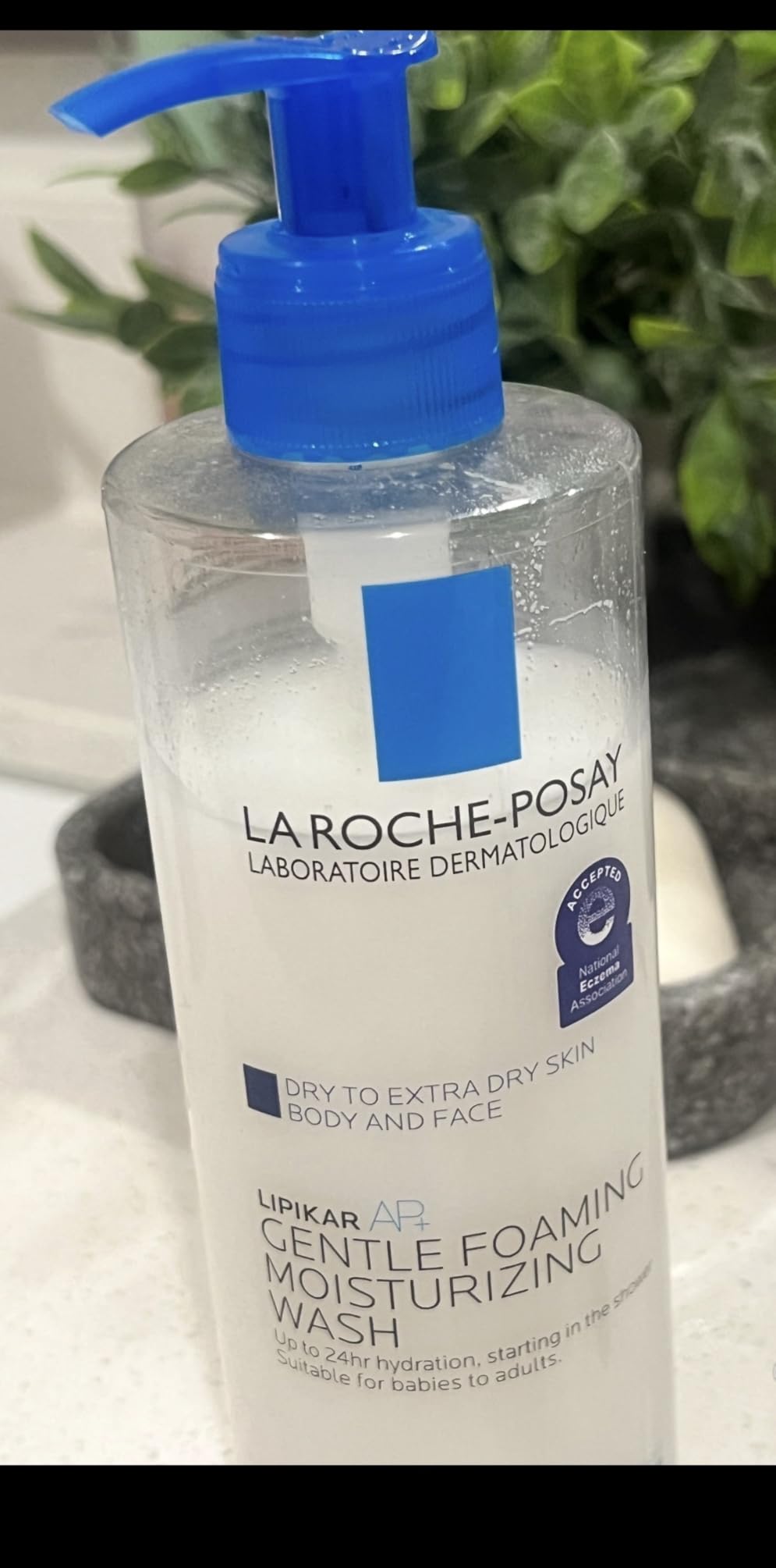 La Roche-Posay Lipikar AP+ Gentle Foaming Moisturizing Wash, Shea Butter + Niacinamide + Glycerin, Moisturizing Body Wash For Dry Skin, National Eczema Association Accepted, Dermatologist Tested customer photo 1