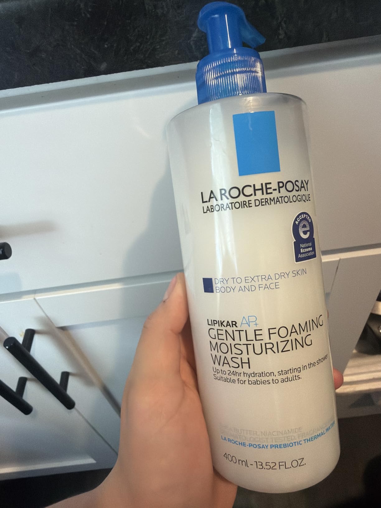 La Roche-Posay Lipikar AP+ Gentle Foaming Moisturizing Wash, Shea Butter + Niacinamide + Glycerin, Moisturizing Body Wash For Dry Skin, National Eczema Association Accepted, Dermatologist Tested customer photo 2