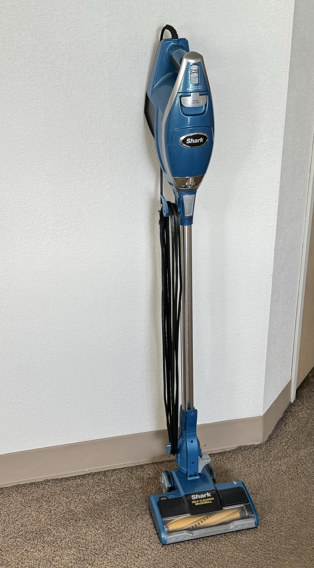 Shark HV343AMZ Rocket Corded Stick Vacuum with Self-Cleaning Brushroll, Lightweight & Maneuverable, Perfect for Pet Hair Pickup, Converts to a Hand Vacuum, Crevice Upholstery Tools, Blue/Silver customer photo 2