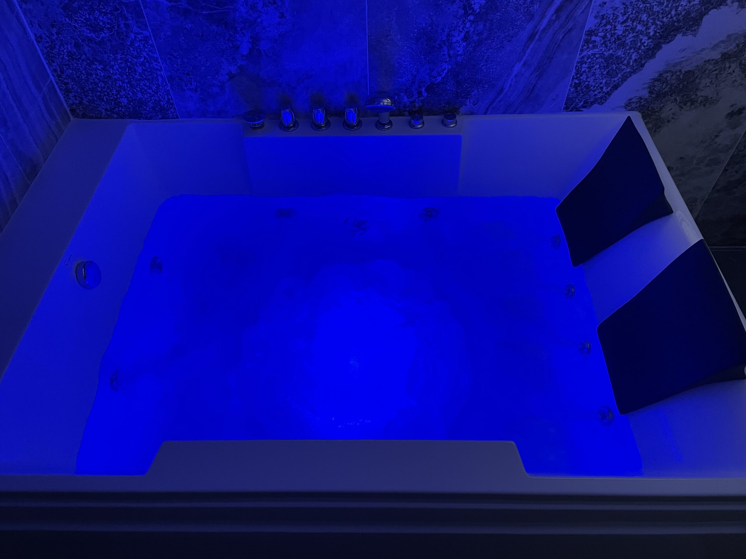 1125W Whirlpool Tub, 72