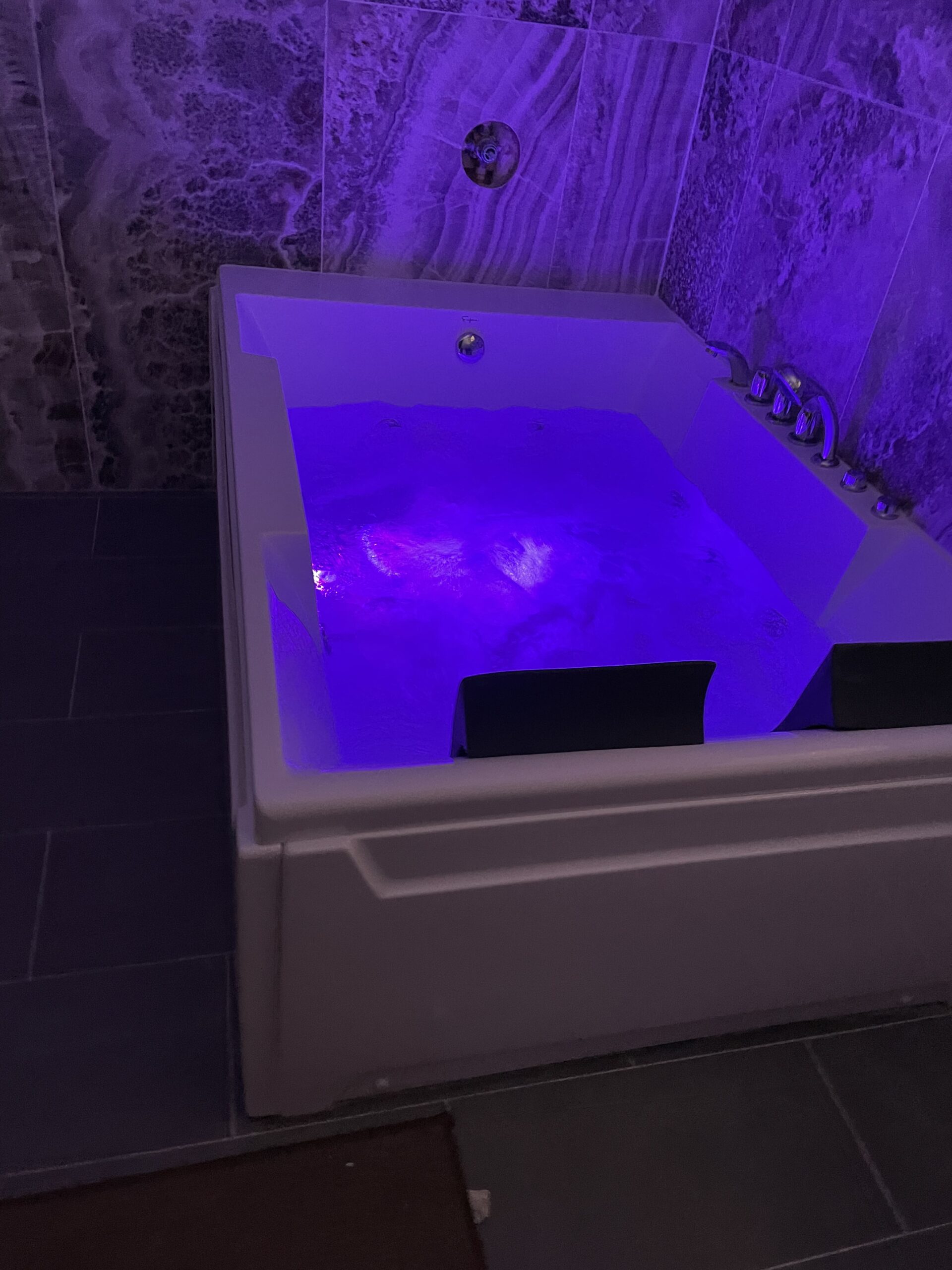 1125W Whirlpool Tub, 72
