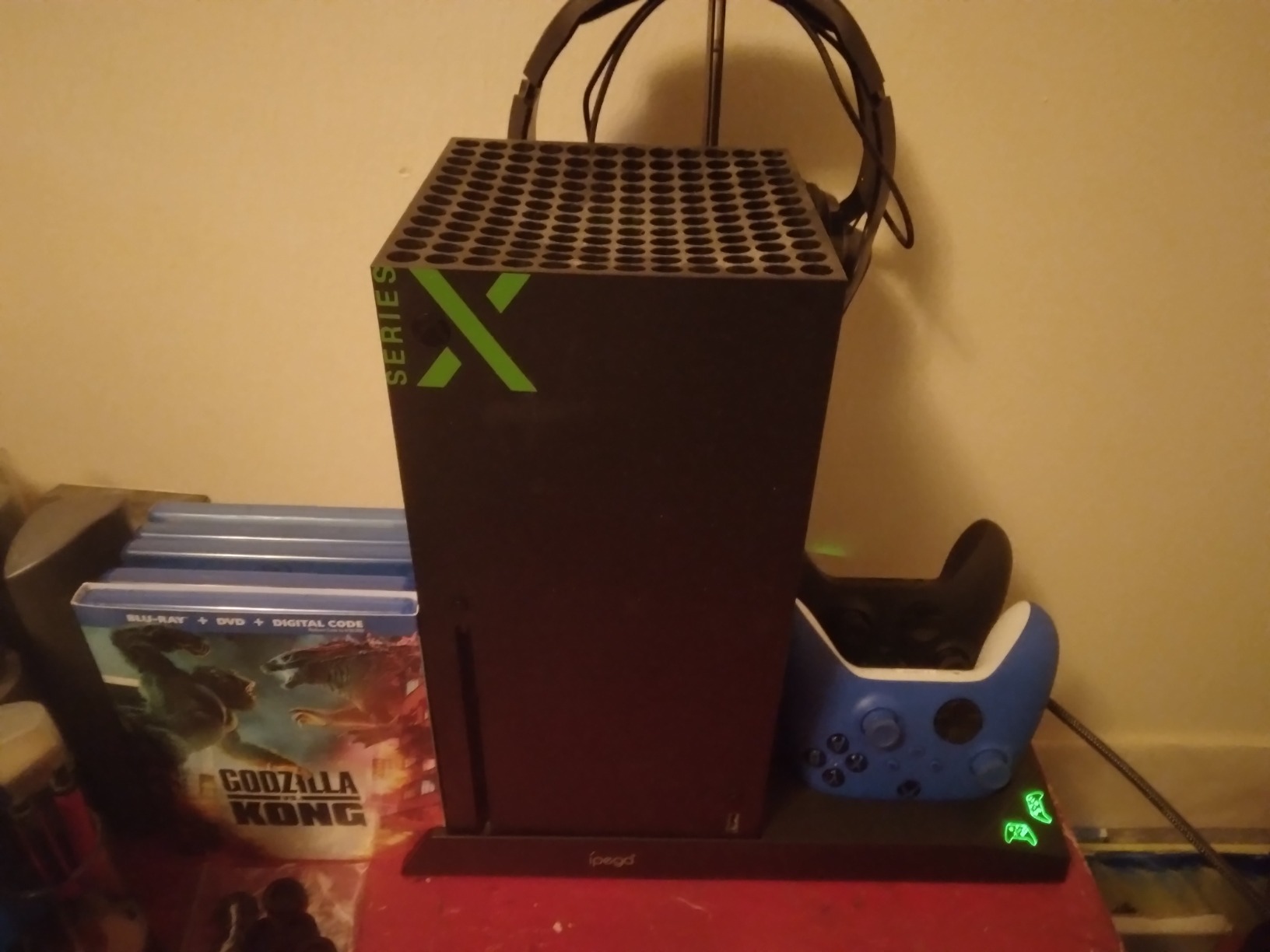 YUANHOT Vertical Cooling Stand Charging Station for Xbox Series X Console & Controller, Fan Cooling System for Xbox Series X Accessories with 1400mAh Rechargeable Battery, Headset Holder, Disc Storage customer photo 1