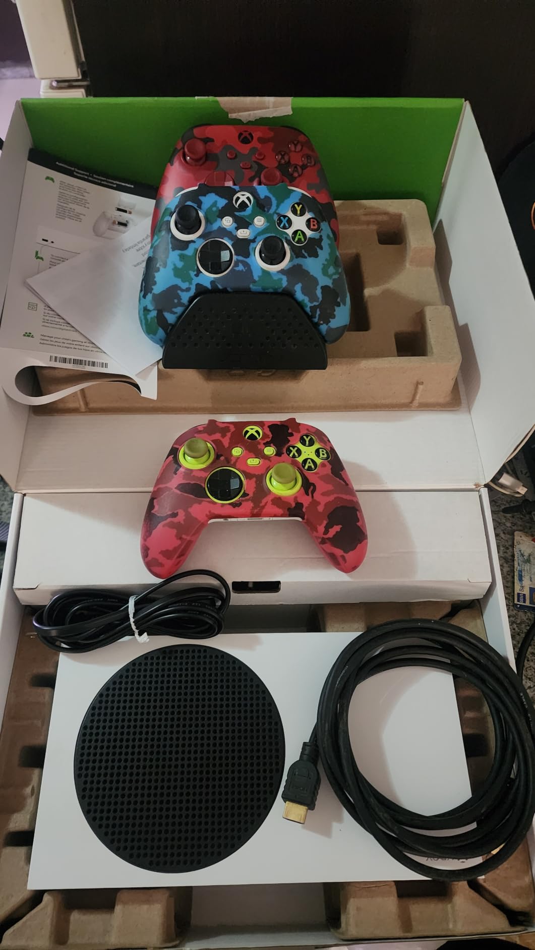 Xbox Series S Gilded Hunter Bundle - 512GB All-Digital Gaming Console - In-game cosmetics for Fortnite, Rocket League, Fall Guys - 1440p Gaming - 4K Streaming - Robot White customer photo 1