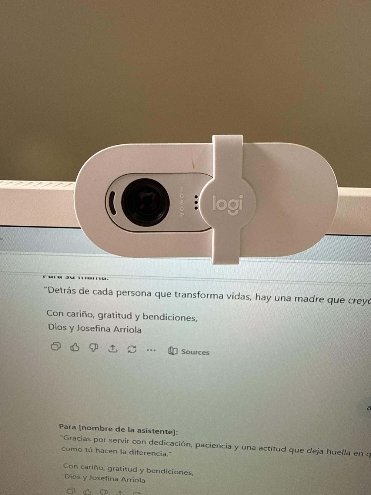Logitech Brio 100 Full HD 1080p Webcam for Meetings, Streaming, Desktop, Laptop, PC - Built-in Mic, Shutter, Works with Zoom, Microsoft Teams, Nintendo Switch 2's new GameChat Mode-Off -White customer photo 1