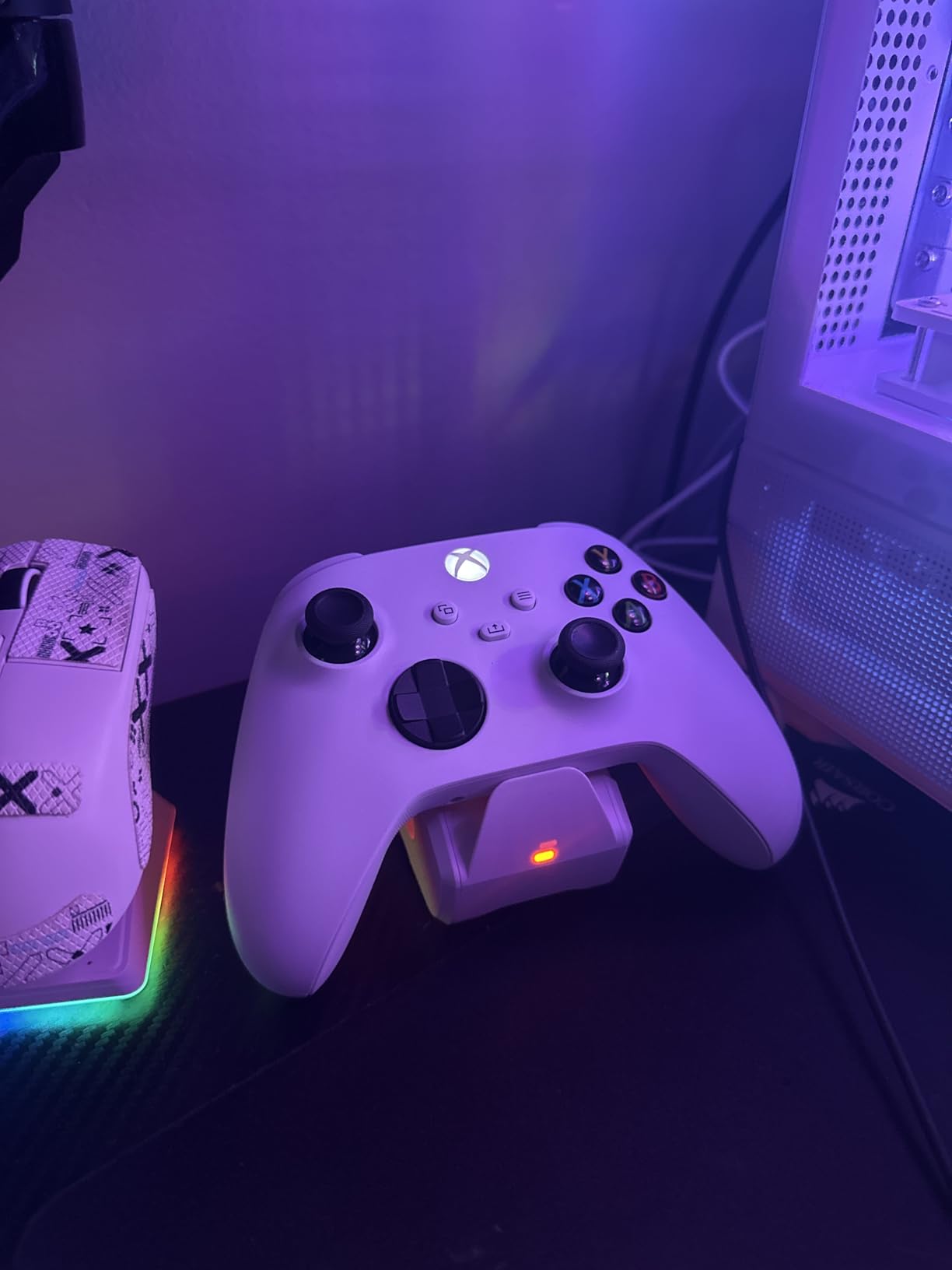 PowerA Solo Charging Stand for Xbox Series X|S - White, works with Xbox One, Charging Station for Xbox Wireless Controller, Officially Licensed customer photo 1