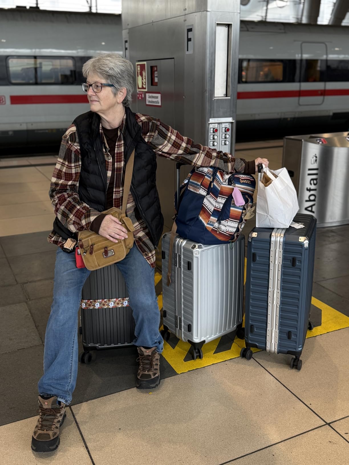 LUGGEX Checked Suitcase with Spinner Wheels, 8010S Aluminum Frame Zipperless Polycarbonate Hard Shell Suitcase (ZX-Core, Charcoal Metallic, 28 Inch) customer photo 2
