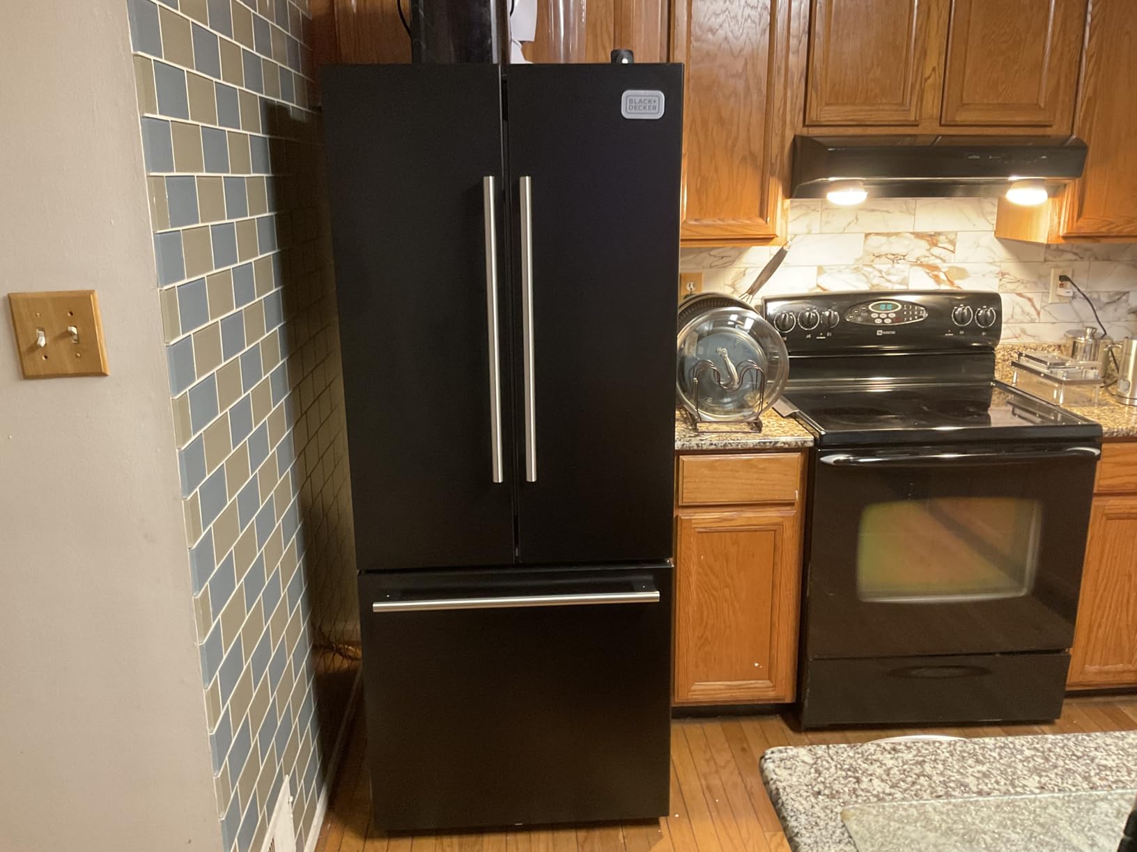 BLACK+DECKER 18 Cu. Ft. French Door Refrigerator with Built-in Ice Maker, Full Size Refrigerator with Bottom Mount Freezer Drawer, Frost Free, ENERGY STAR certified, BRF1800GIMW, White customer photo 1