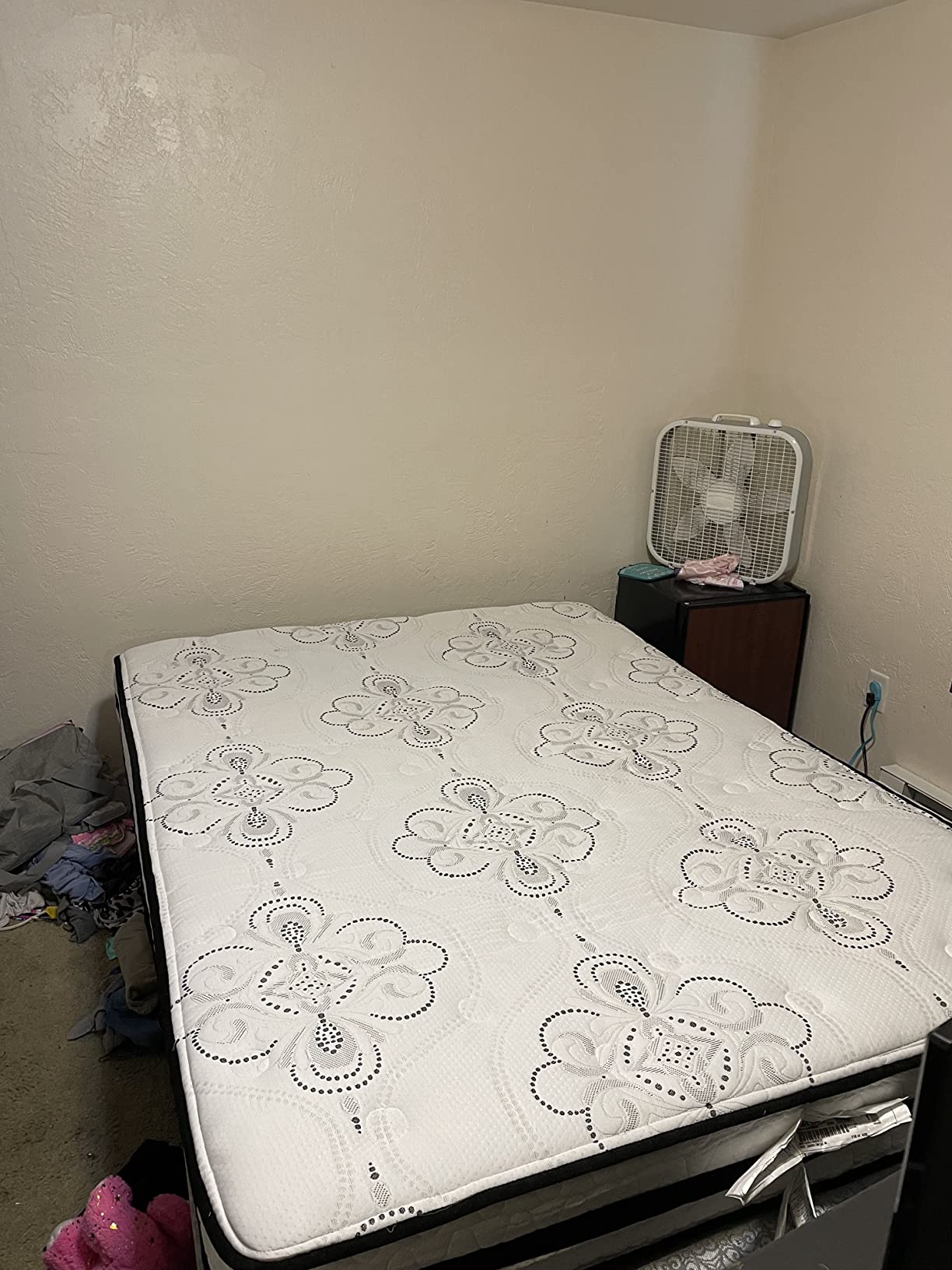 Signature Design by Ashley Chime 12 Hybrid Innerspring Queen Size Mattress, Medium Firm Feel, Gel Memory Foam for Lumbar Support, Mattress in a Box, 12 Inch customer photo 2