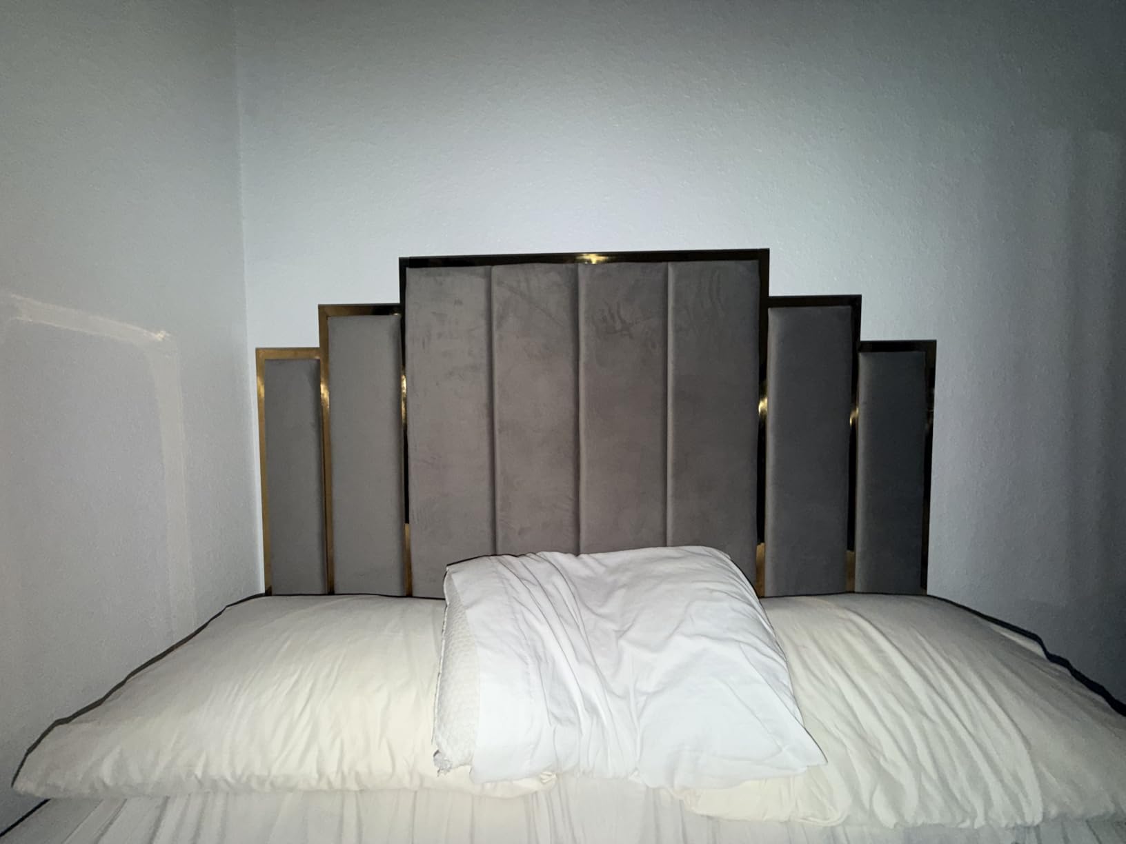 AMERLIFE Queen Size Upholstered Bed, Modern Velvet Bed Frame with 61.4