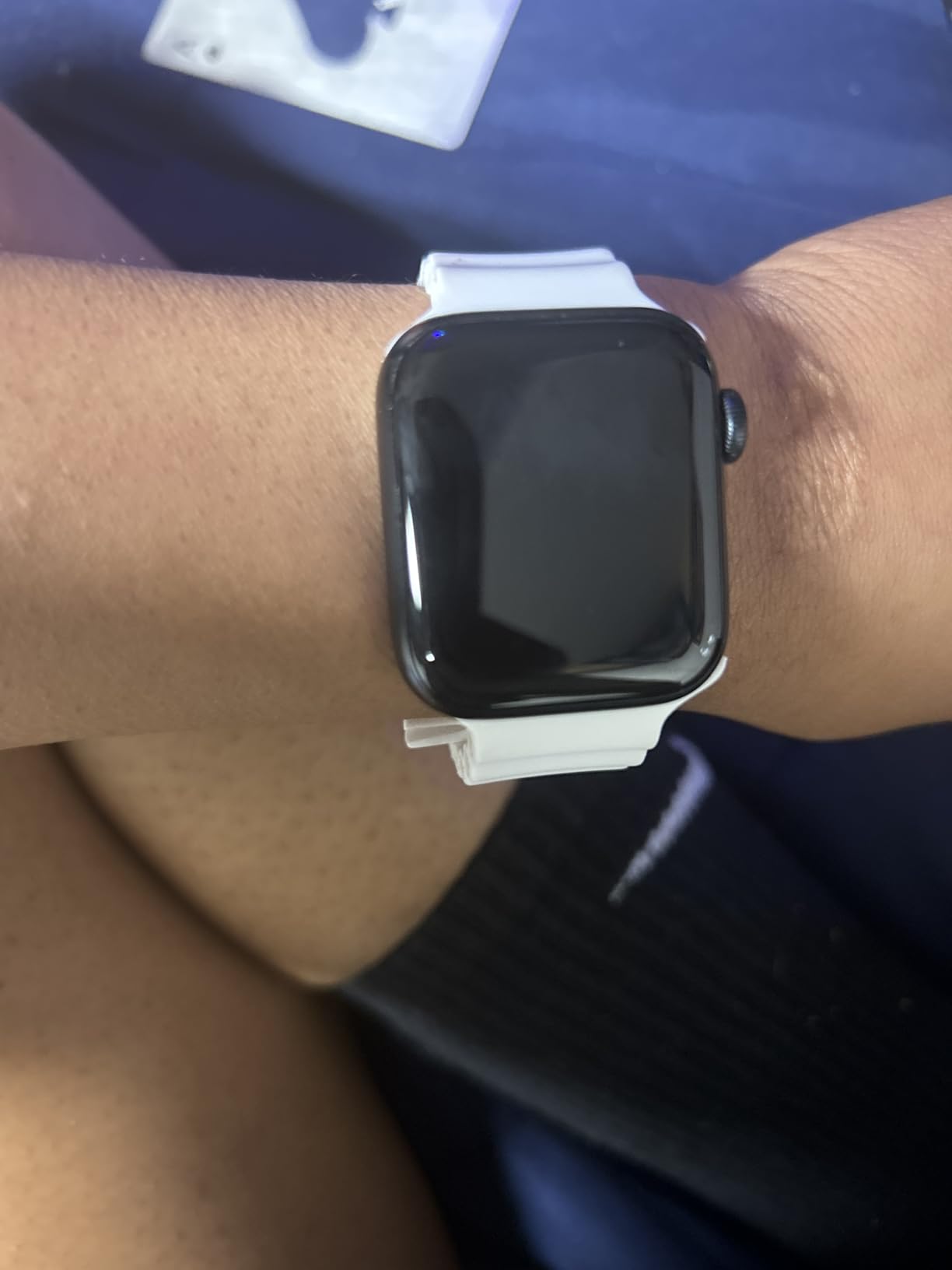 Apple Watch SE (2nd Gen) [GPS 40mm] Smartwatch with Midnight Aluminum Case with Midnight Sport Band S/M customer photo 1