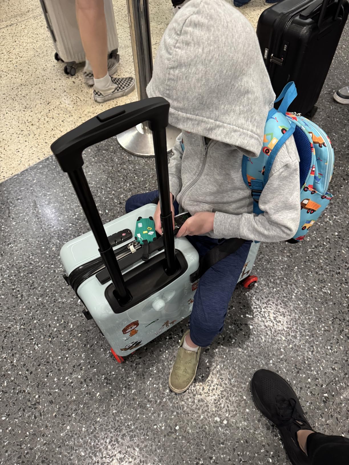 Itsy Rider 20'' Ride-on Suitcase for Kids with Double Spinner Red Wheels (Blue Landmarks) customer photo 1