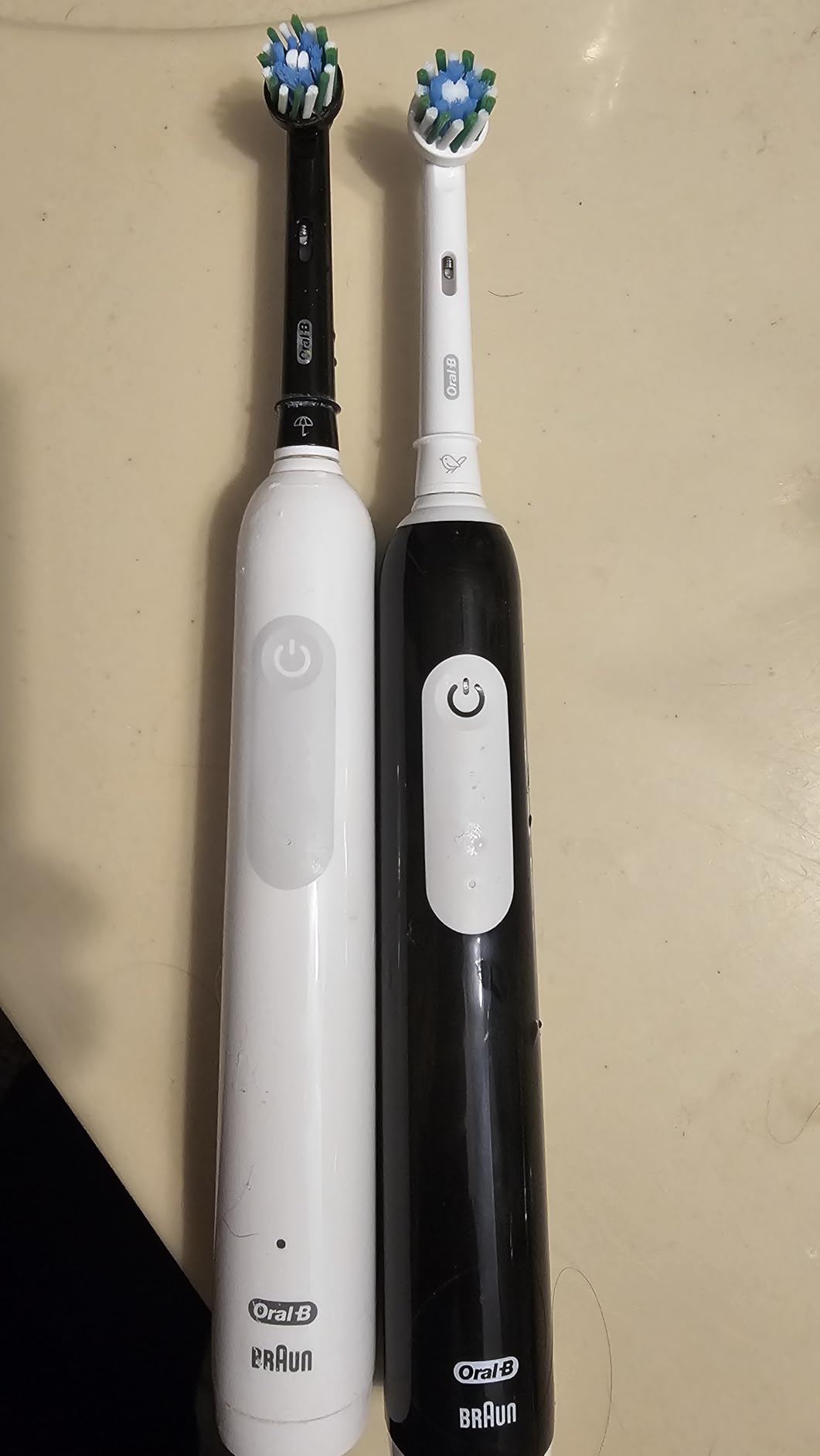 Oral-B Rechargeable Electric Toothbrush, iO Limited Simple Clean, 3 Cleaning Modes, Automatic Pressure Sensor to Protect Gums, Travel Case, White customer photo 2