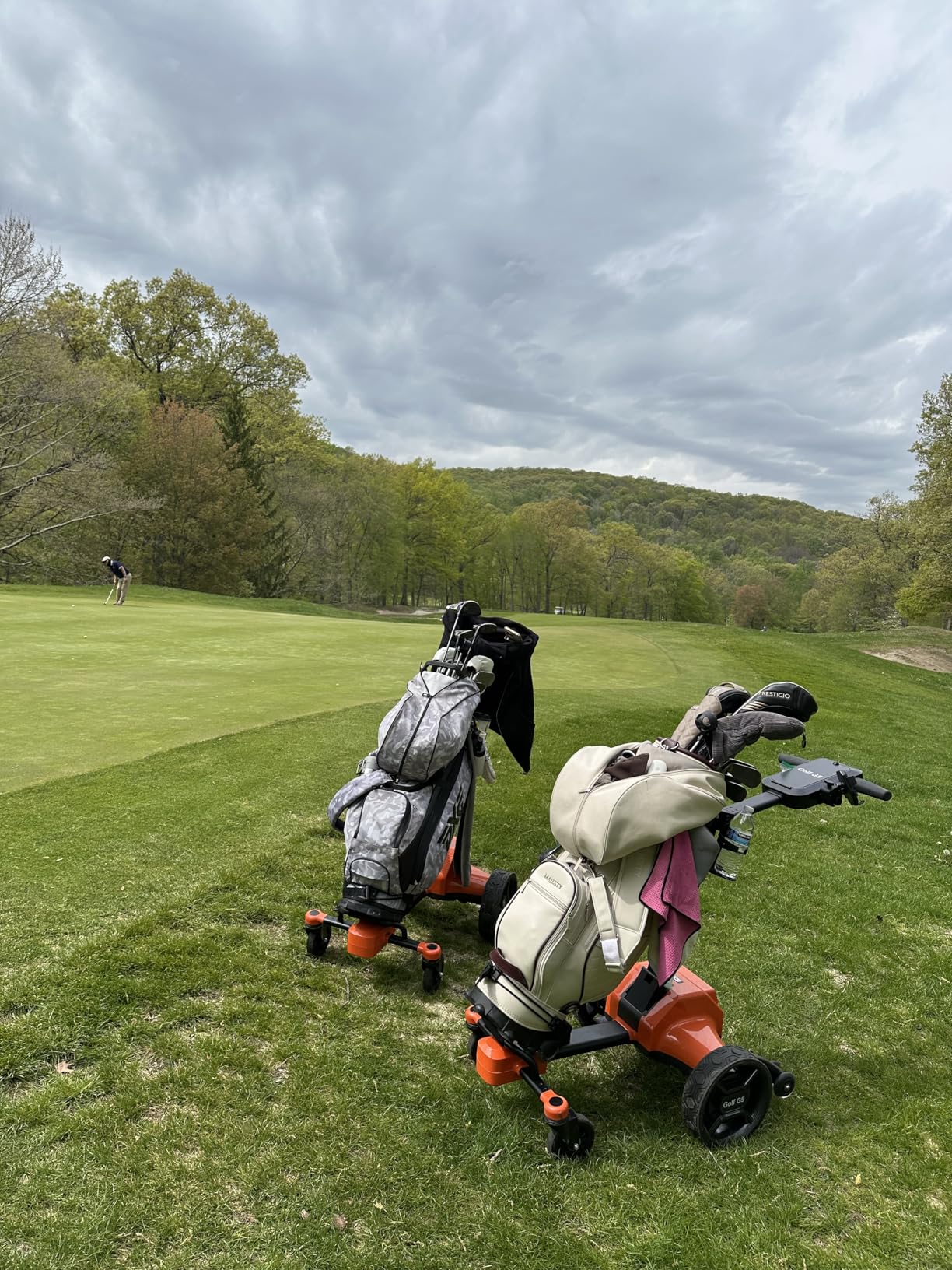 tianhong G5 Electric Golf Cart, Electric Golf Push Cart Auto-Follow You, 45 Hole Battery, All-Terrain Anti-Tipping, Electric Golf Push Cart with Remote (APP/Manual Control), Foldable, Black+Orange customer photo 1
