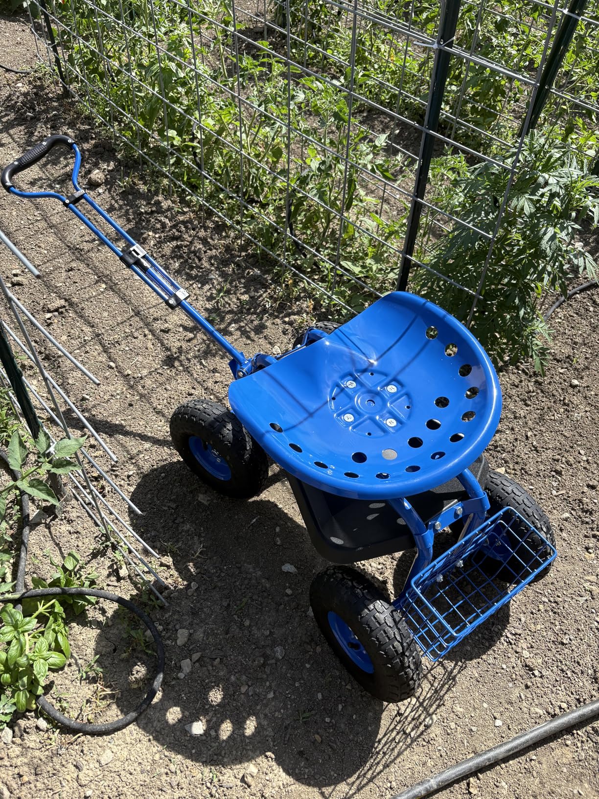VEVOR Rolling Garden Cart with Seat, Metal Rolling Garden Work Seat with Wheels, Supports up to 400 LBS, Heavy Duty Gardening Cart Scooter customer photo 1