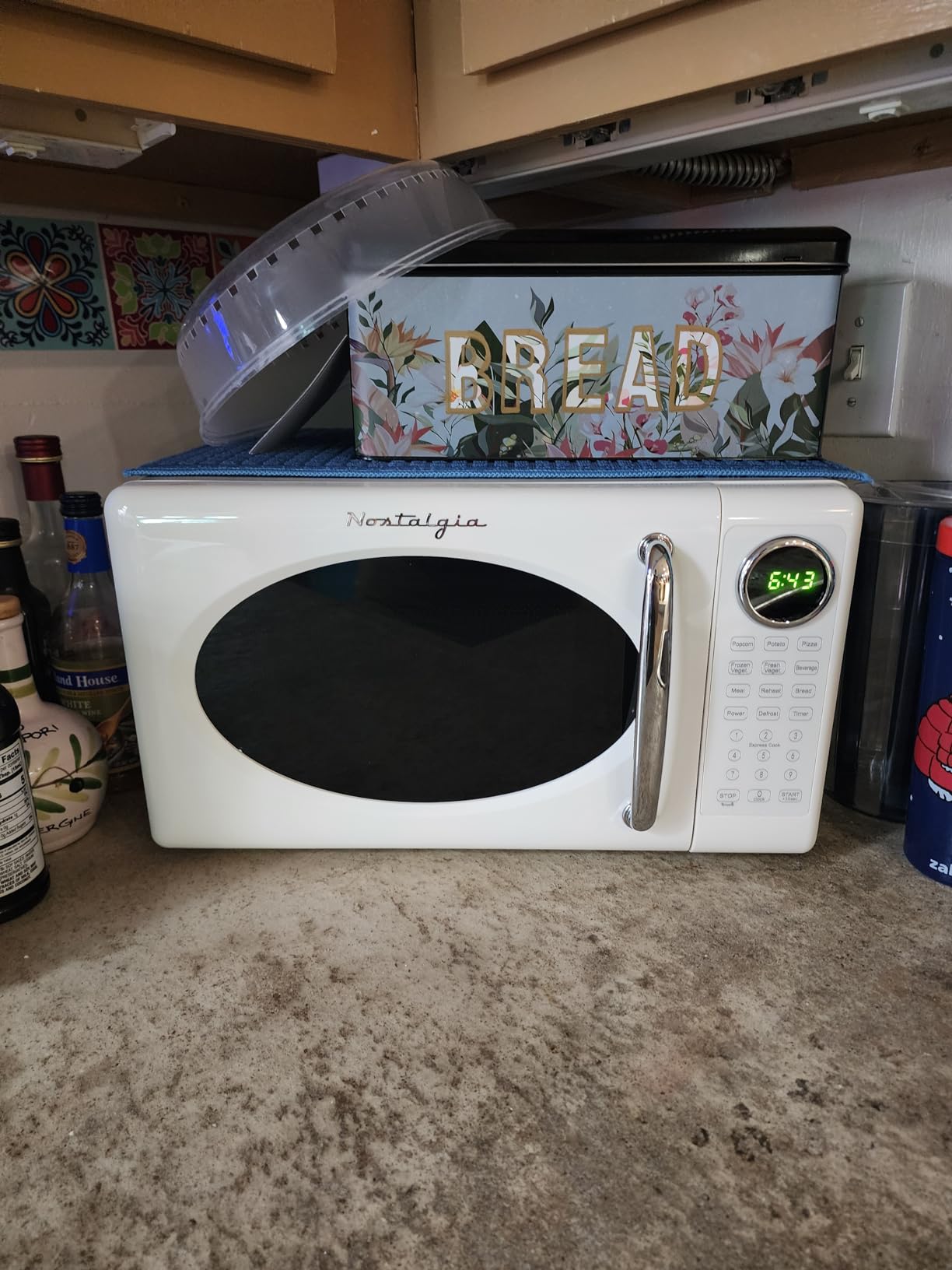 Nostalgia Retro 1000W Microwave Oven 1.1 Cu Ft Capacity - Child Safety Lock 8 Auto-Cook Settings - Countertop Kitchen Appliance - White customer photo 1