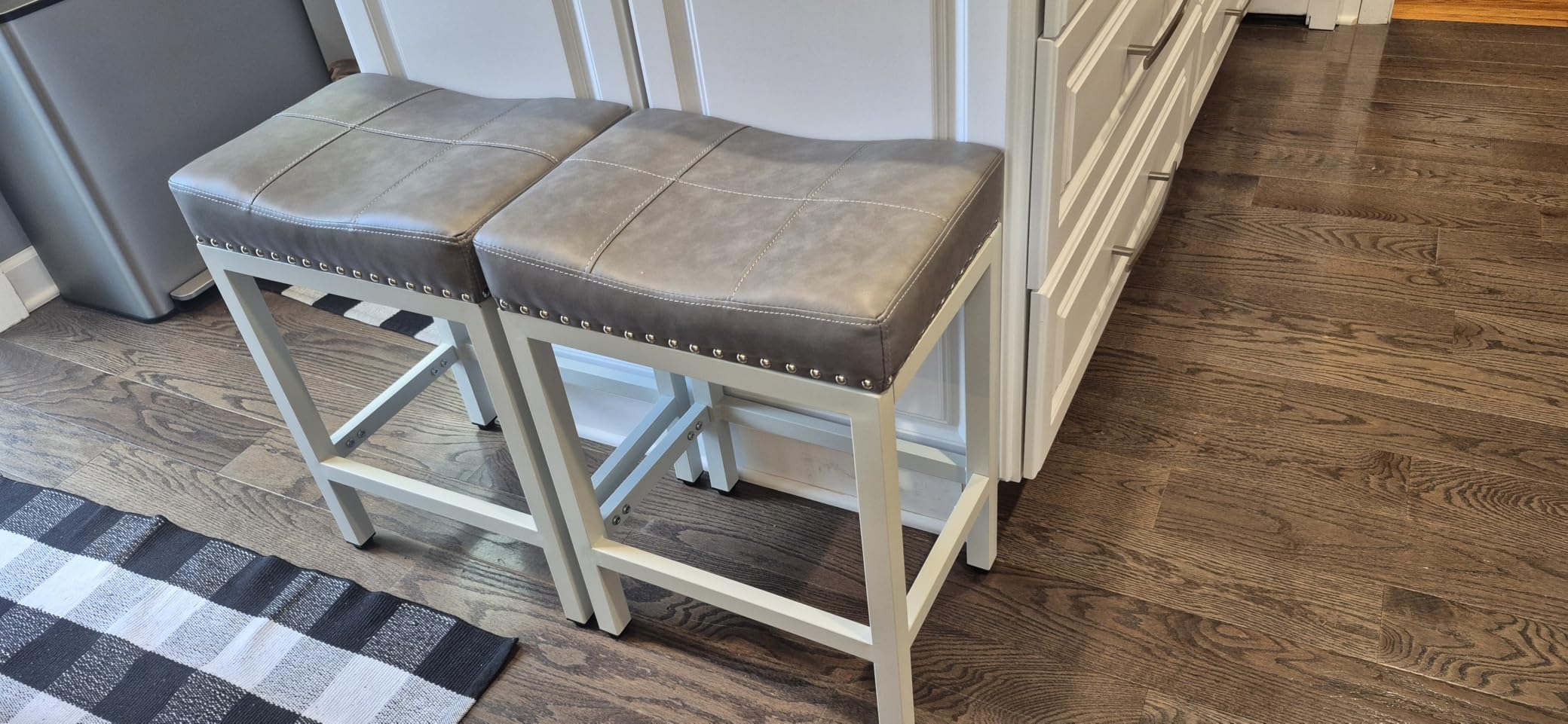 Sweetcrispy 24 Inch Bar Stools Set of 2, Counter Height Barstools for Kitchen Island, PU Leather Upholstered Modern Saddle Barstools with Metal Base and Footrest for Home Bar, Grey customer photo 1