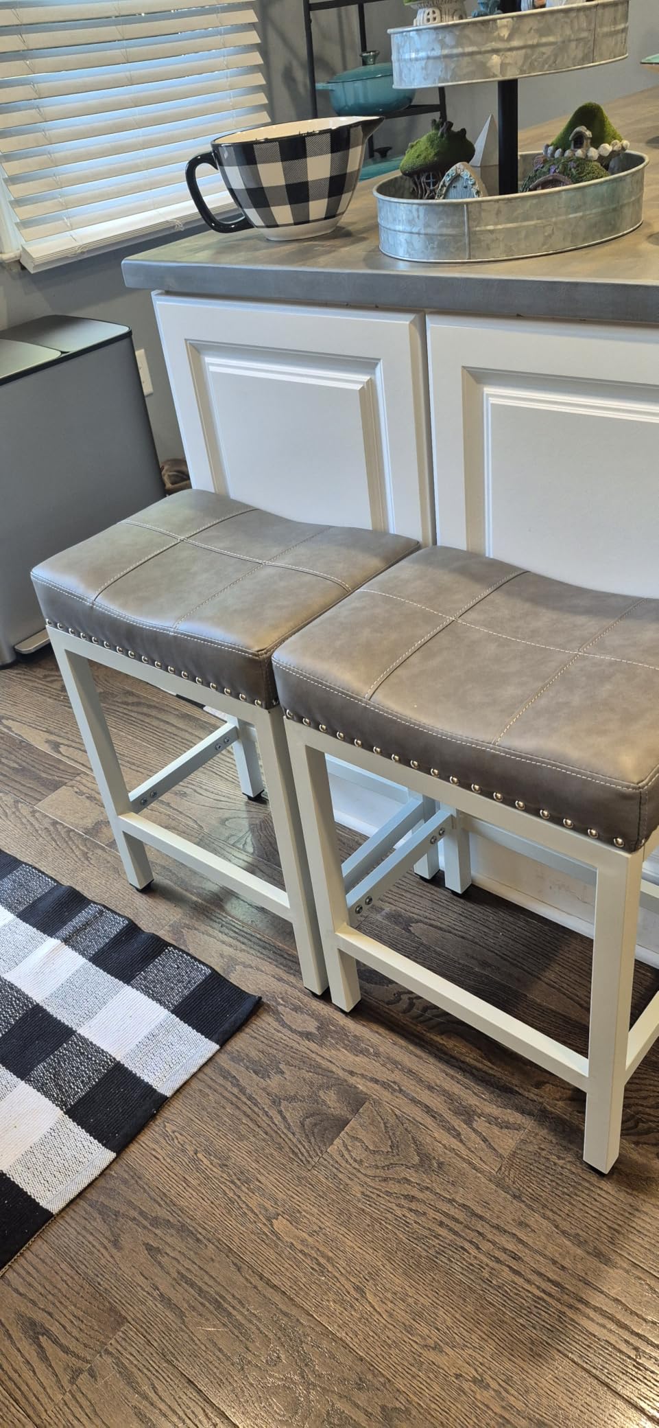 Sweetcrispy 24 Inch Bar Stools Set of 2, Counter Height Barstools for Kitchen Island, PU Leather Upholstered Modern Saddle Barstools with Metal Base and Footrest for Home Bar, Grey customer photo 2