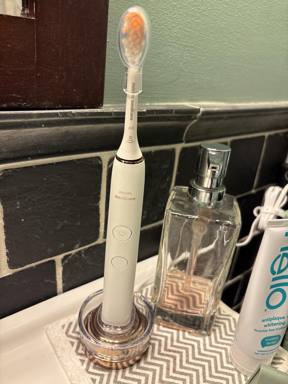 DiamondClean 9000 Electric Toothbrush - Sonic Toothbrush with App, Pressure Sensor, 12 Brushing Settings, Replacement Reminder, USB Charging Case, Black & Rose Gold, 2-Pack, HX9912/71 customer photo 2