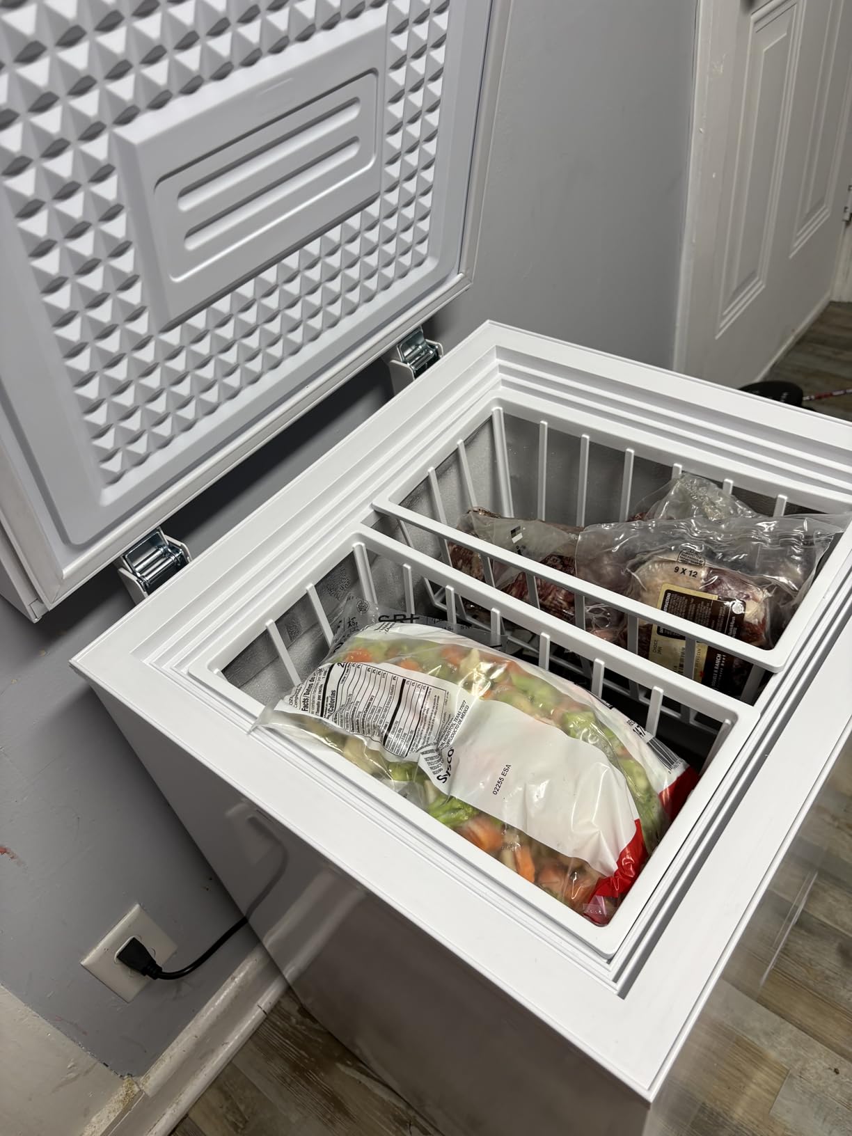 Large Chest Freezer, 10 Cu.Ft Commercial Deep Freezer with 8 Level Adjustable Temperature, Energy Saving Freezer with Removable Basket, Universal Wheels, White customer photo 1