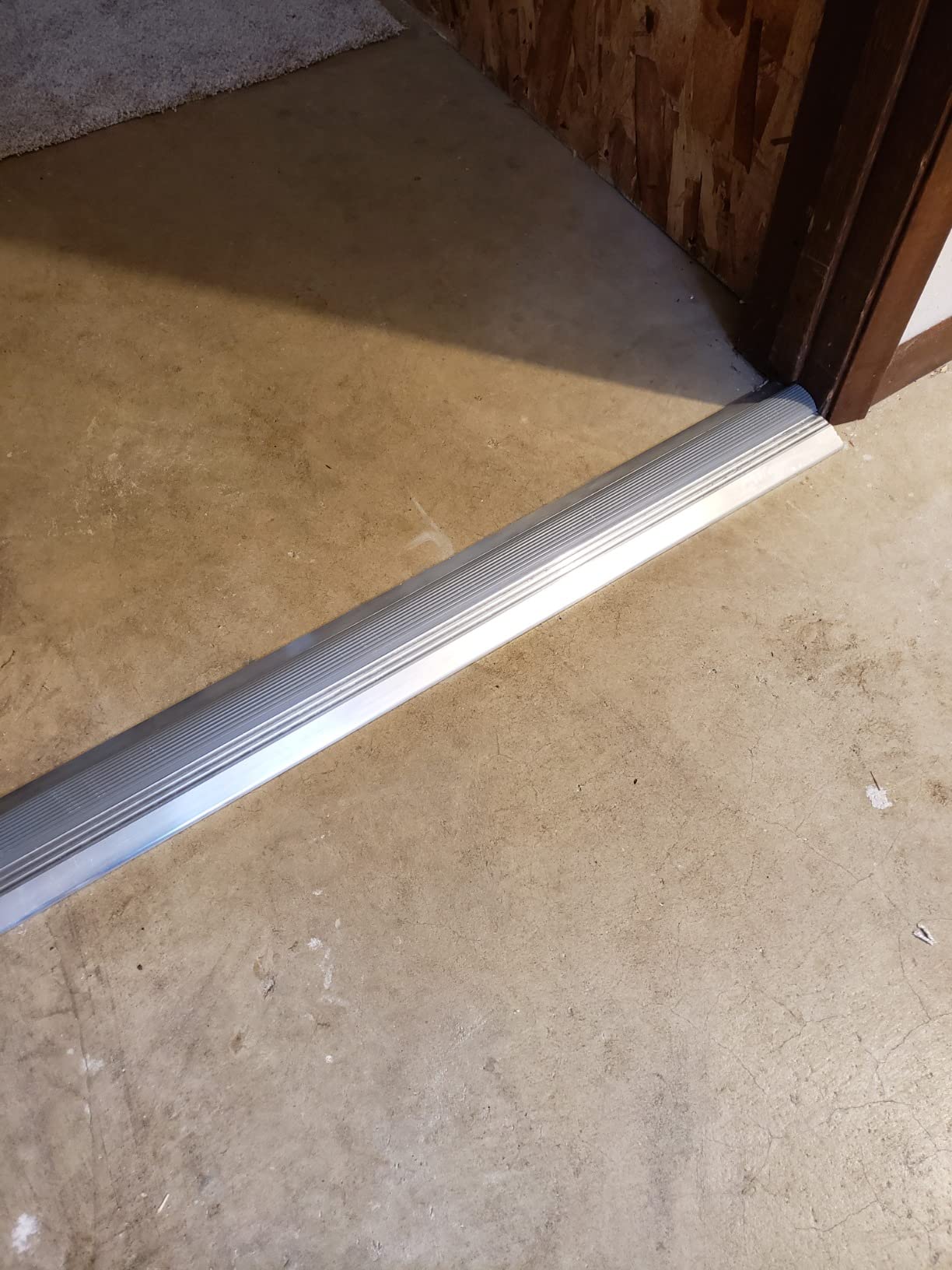M-D Building Products 08102 3-3/4 in. x 3/4 in. x 36 in. Silver Aluminum and Vinyl Heavy-Duty Low-Profile Threshold customer photo 2