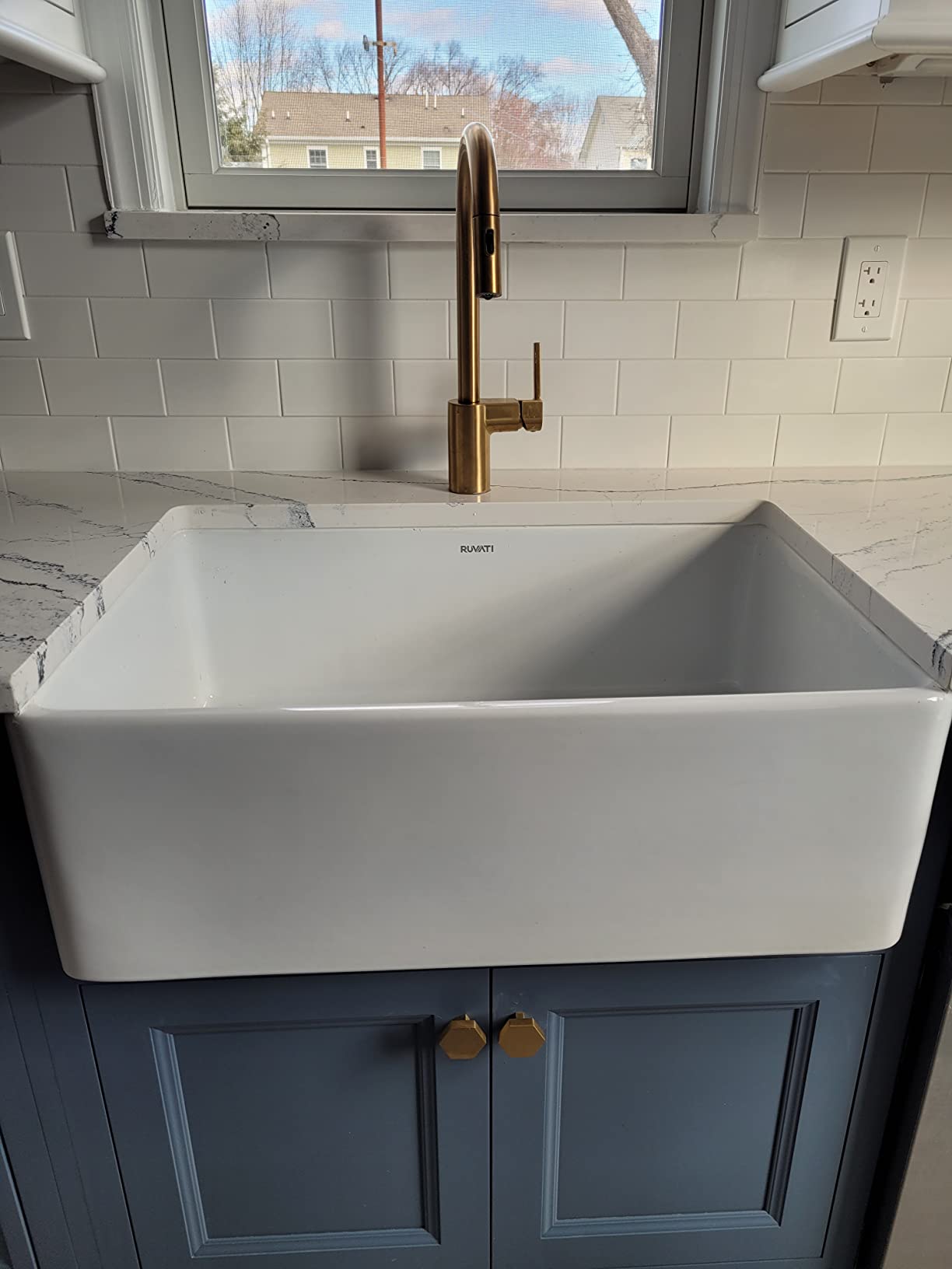 Ruvati 33 x 20 inch Fireclay Reversible Farmhouse Sink - Apron-Front Single Bowl Kitchen Sink - Resistant to High Temperatures - White - Made in ITALY - RVL2300WH customer photo 1