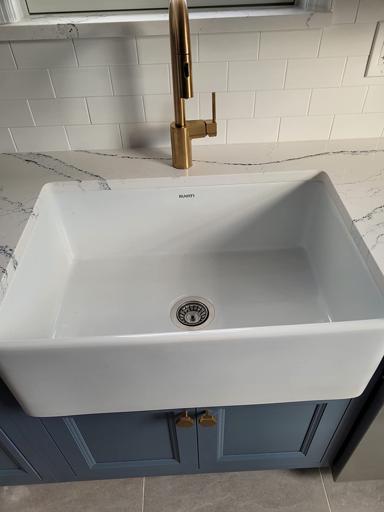 Ruvati 33 x 20 inch Fireclay Reversible Farmhouse Sink - Apron-Front Single Bowl Kitchen Sink - Resistant to High Temperatures - White - Made in ITALY - RVL2300WH customer photo 2
