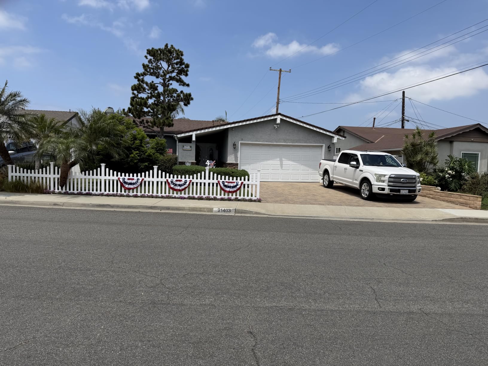 3.5ft H x 6ft W (1 Panel + 1 Post) No Dig WamBam All American Scallop Top Fence Kit, White Vinyl Picket Fence, Easy Install Outdoor Barrier for Backyard or Patio, DIY Decorative Garden Border, ZP19041 customer photo 1