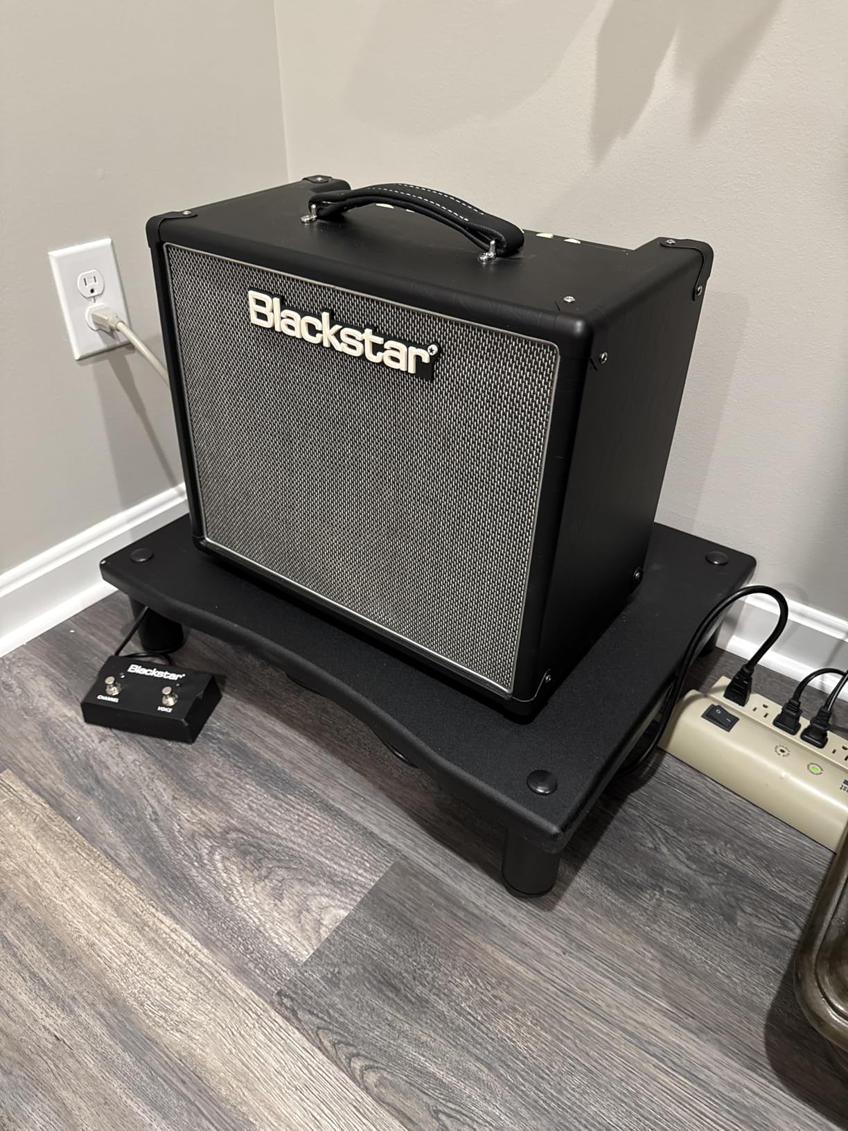 Monolith Amplifier/Component Stand XL - Open Air Design, Scratch-Resistant, Hold up to 200Lbs., Perfect Way to Organize AV Components, Black customer photo 1