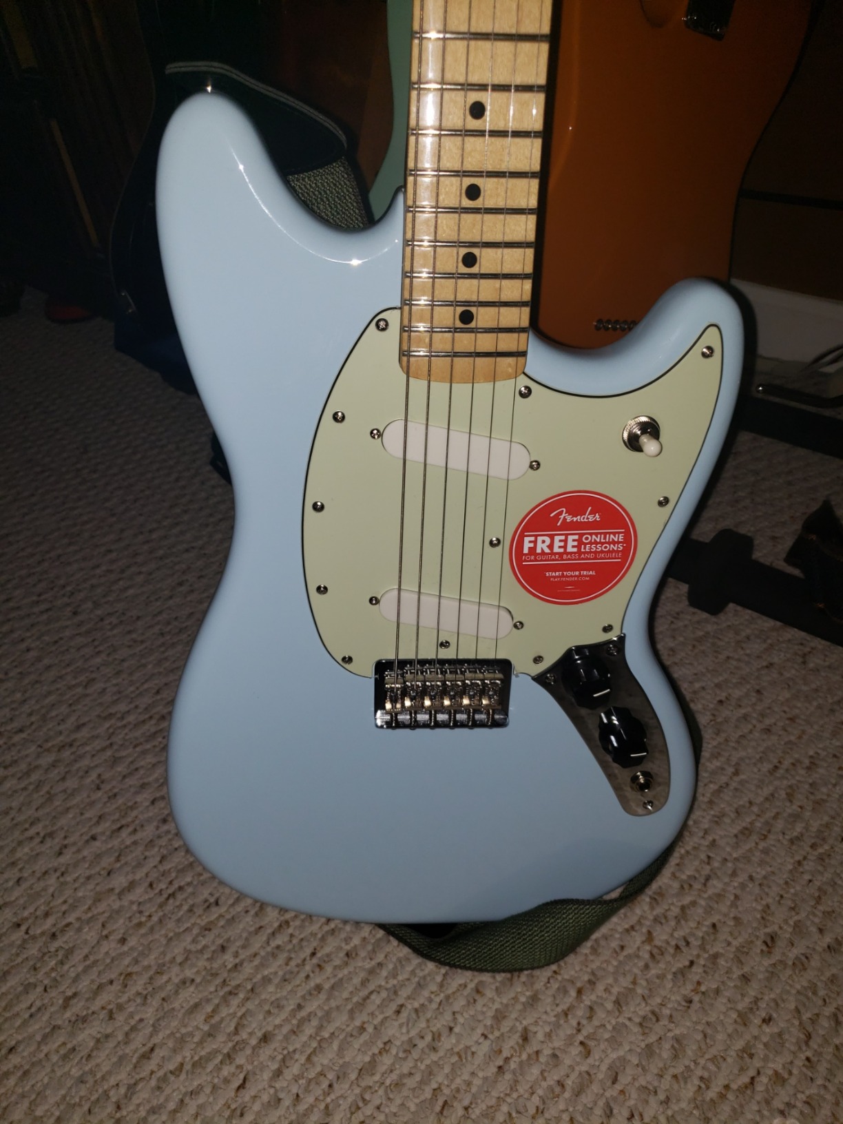 Player 90 Mustang Electric Guitar, Burgundy Mist Metallic, Pau Ferro Fingerboard customer photo 2