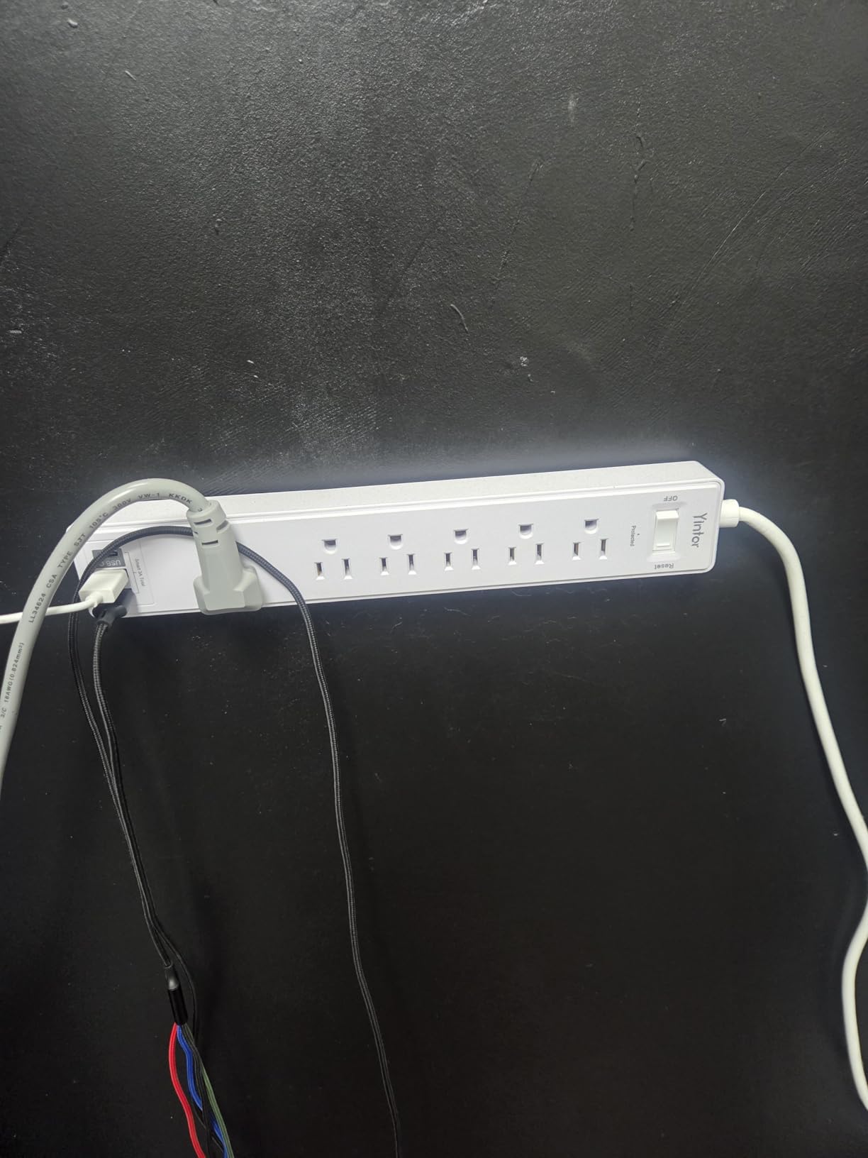 6Ft Power Strip Surge Protector - Yintar Extension Cord with 6 AC Outlets and 3 USB Ports for Home, Office, Dorm Essentials, 1680 Joules, ETL Listed, Black customer photo 2