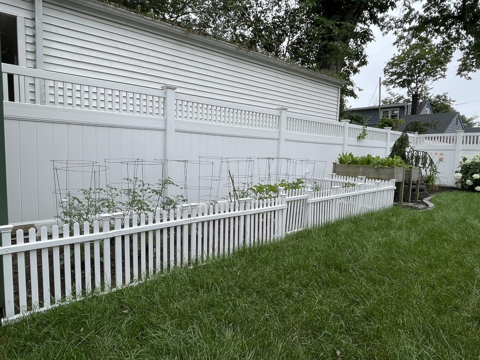 2ft H x 2ft W (3 Panels) No Dig Zippity Roger Rabbit Garden Fence Kit, White Vinyl Picket Panels, Garden Border and Edging for Dogs, Outdoor Dog Barrier for Yard, ZP19056 customer photo 2